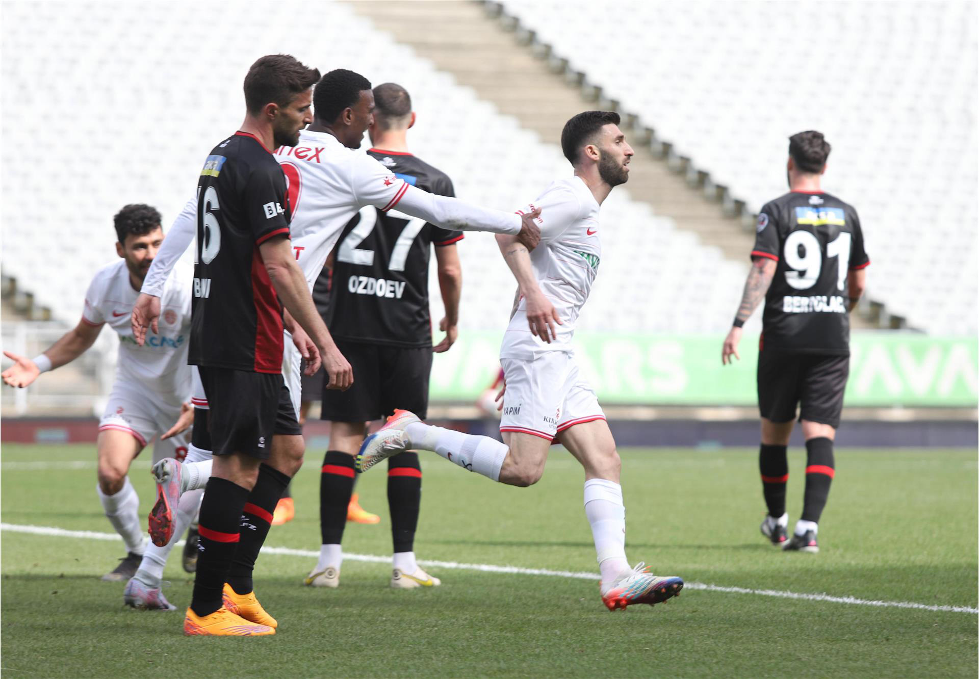 antalyaspor-deplasmanda-10-hafta-sonra-galibiyeti-hatirladi_3589_dhaphoto1