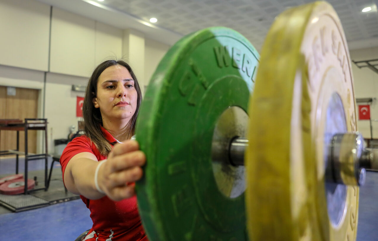 ozel-yuruyebilmek-icin-basladigi-halterde-turkiye-sampiyonu-oldu_6548_dhaphoto2