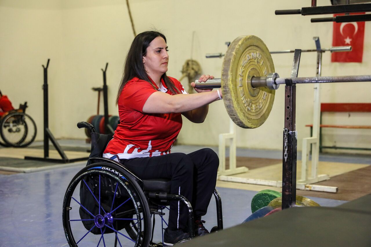 ozel-yuruyebilmek-icin-basladigi-halterde-turkiye-sampiyonu-oldu_6548_dhaphoto5