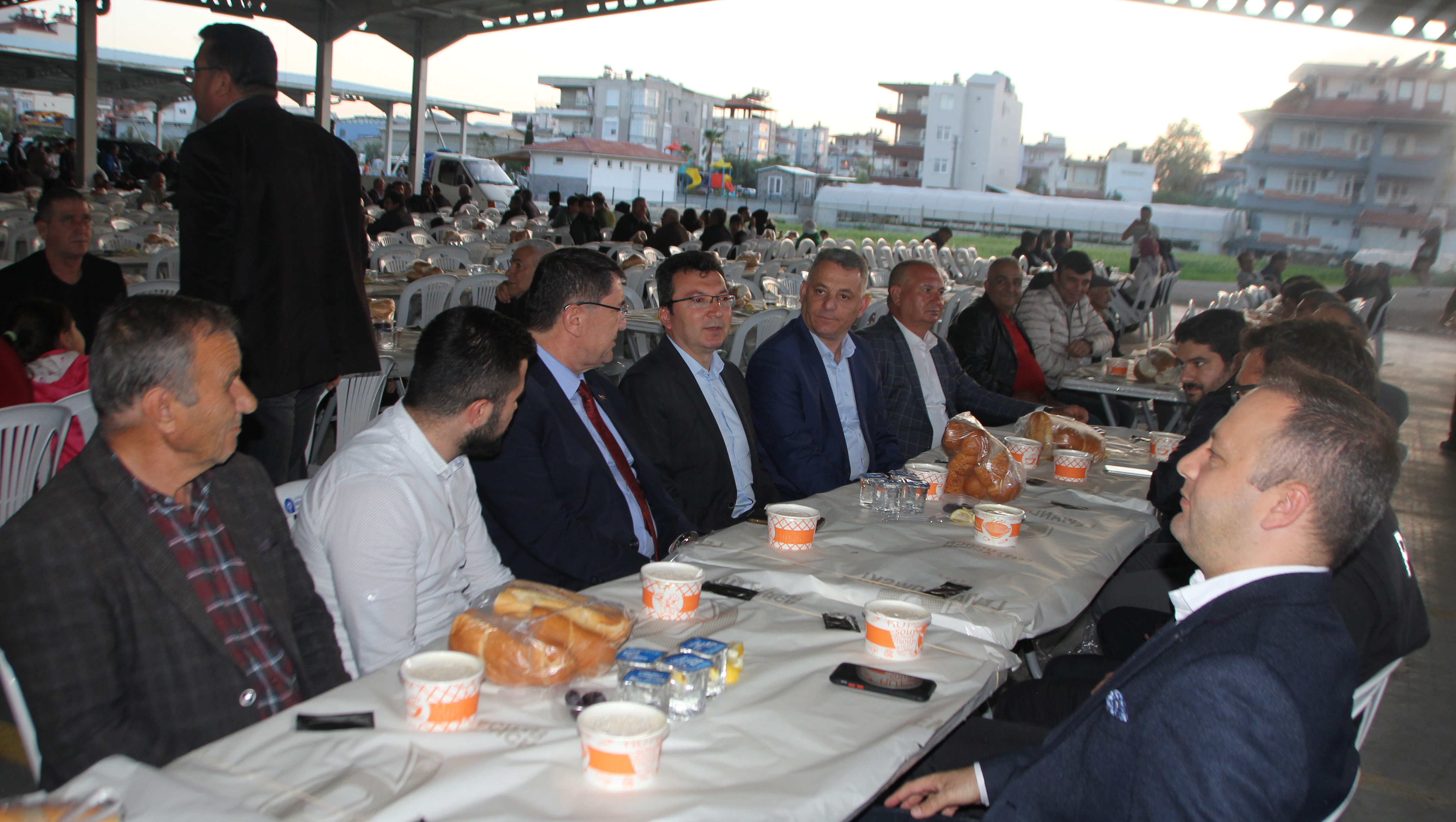 pazarci-ve-tuhafiyeciler-iftarda-bulustu_1379_dhaphoto1