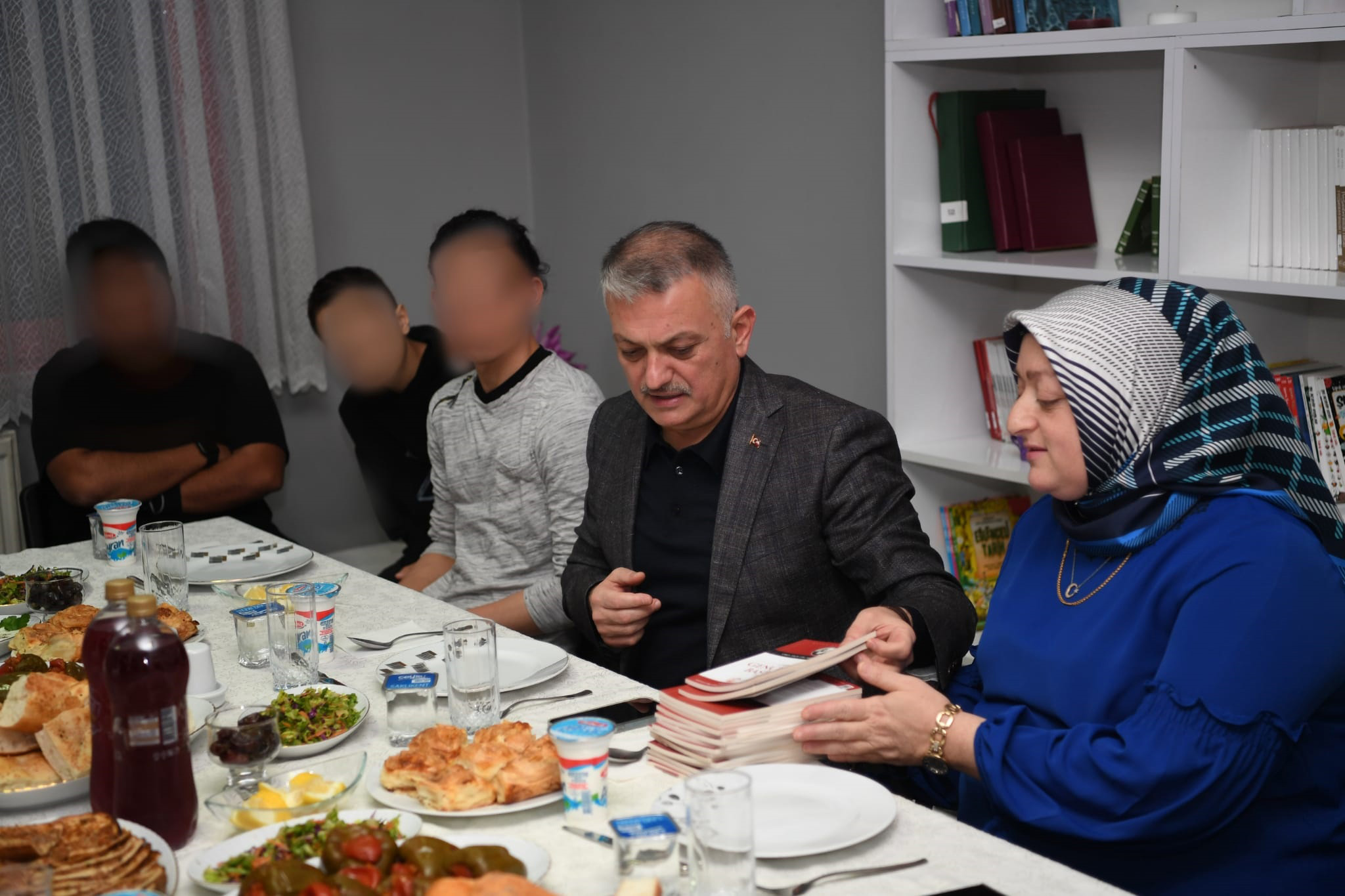 vali-cocuklarla-iftar-yapti_4536_dhaphoto1