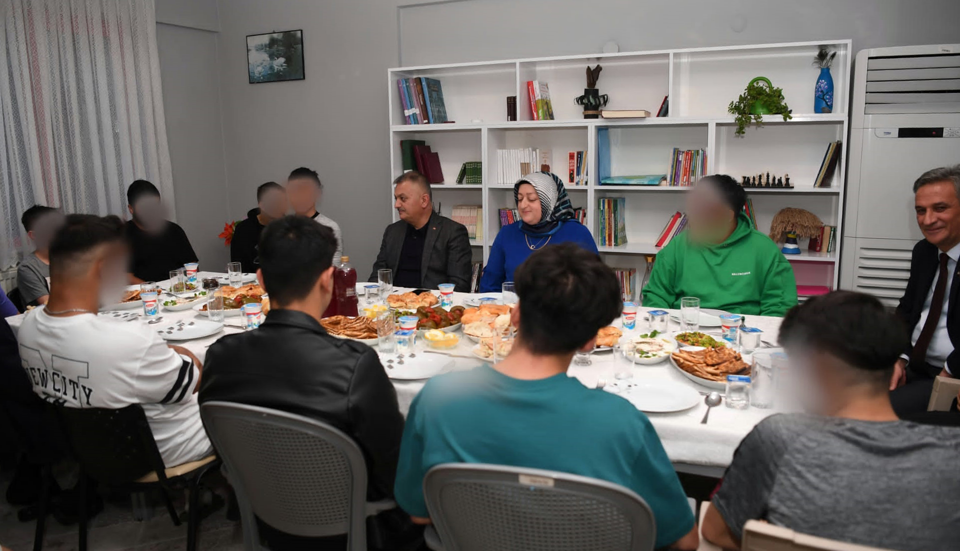 vali-cocuklarla-iftar-yapti_4536_dhaphoto3