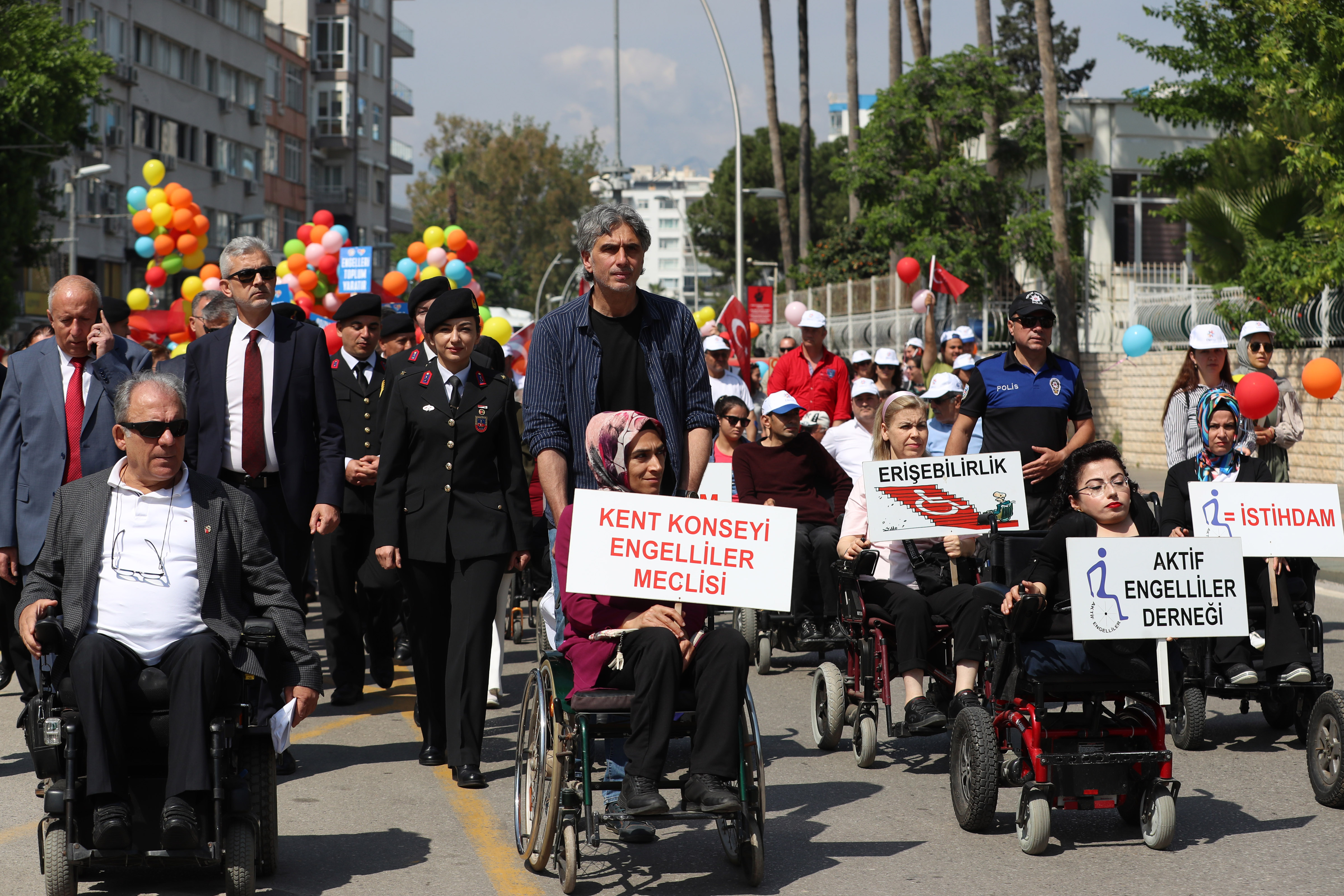 antalya-caddelerinde-enfest-coskusu_1061_dhaphoto1