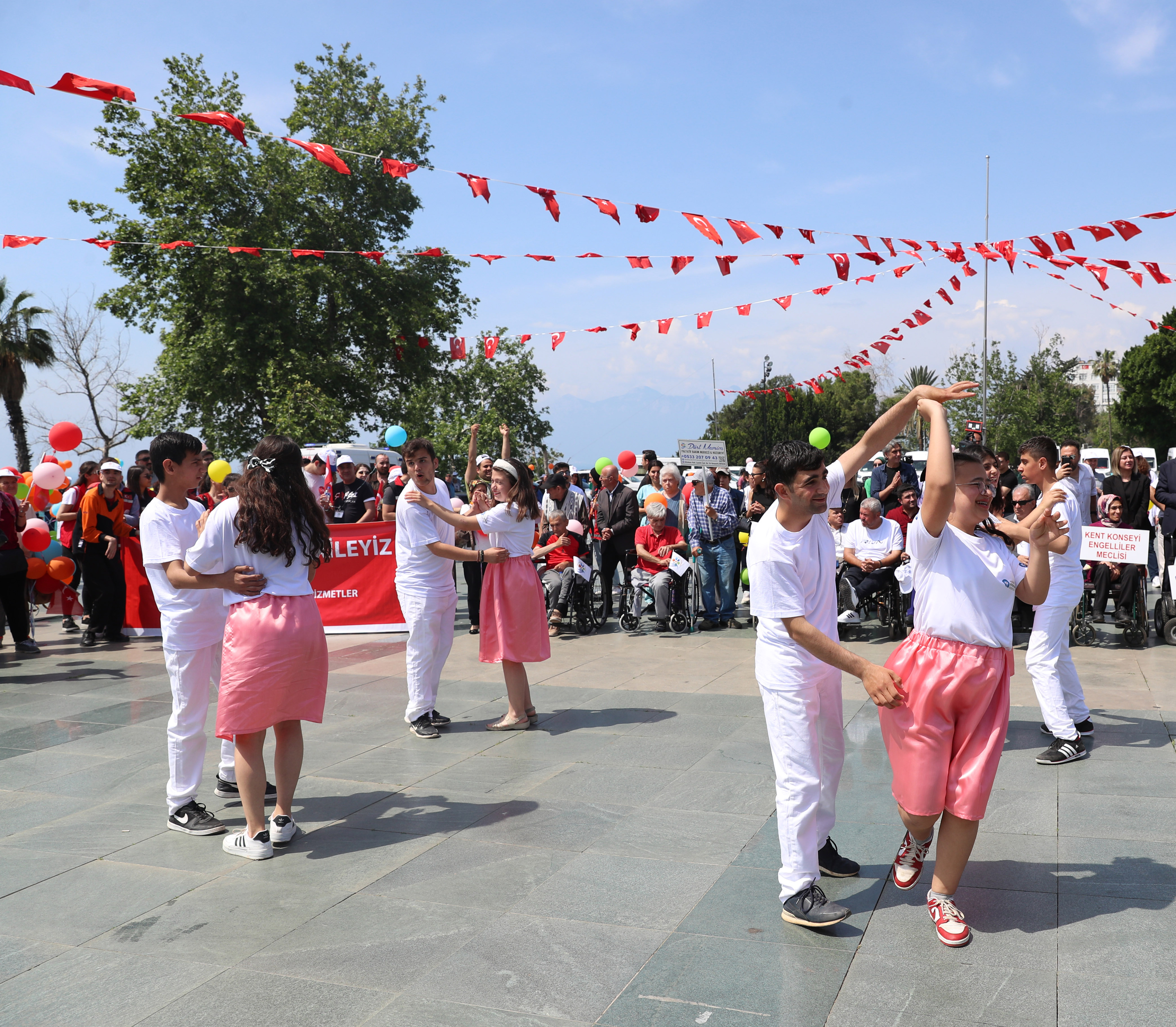 antalya-caddelerinde-enfest-coskusu_1061_dhaphoto5