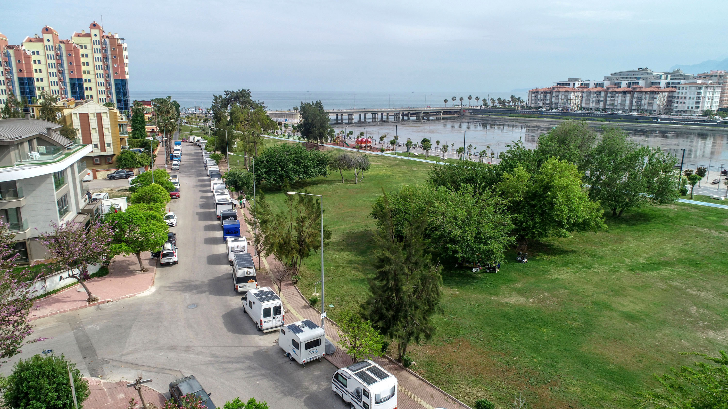 antalyada-karavanlarin-sokak-aralarina-park-etmesine-yasak-geliyor_8971_dhaphoto3