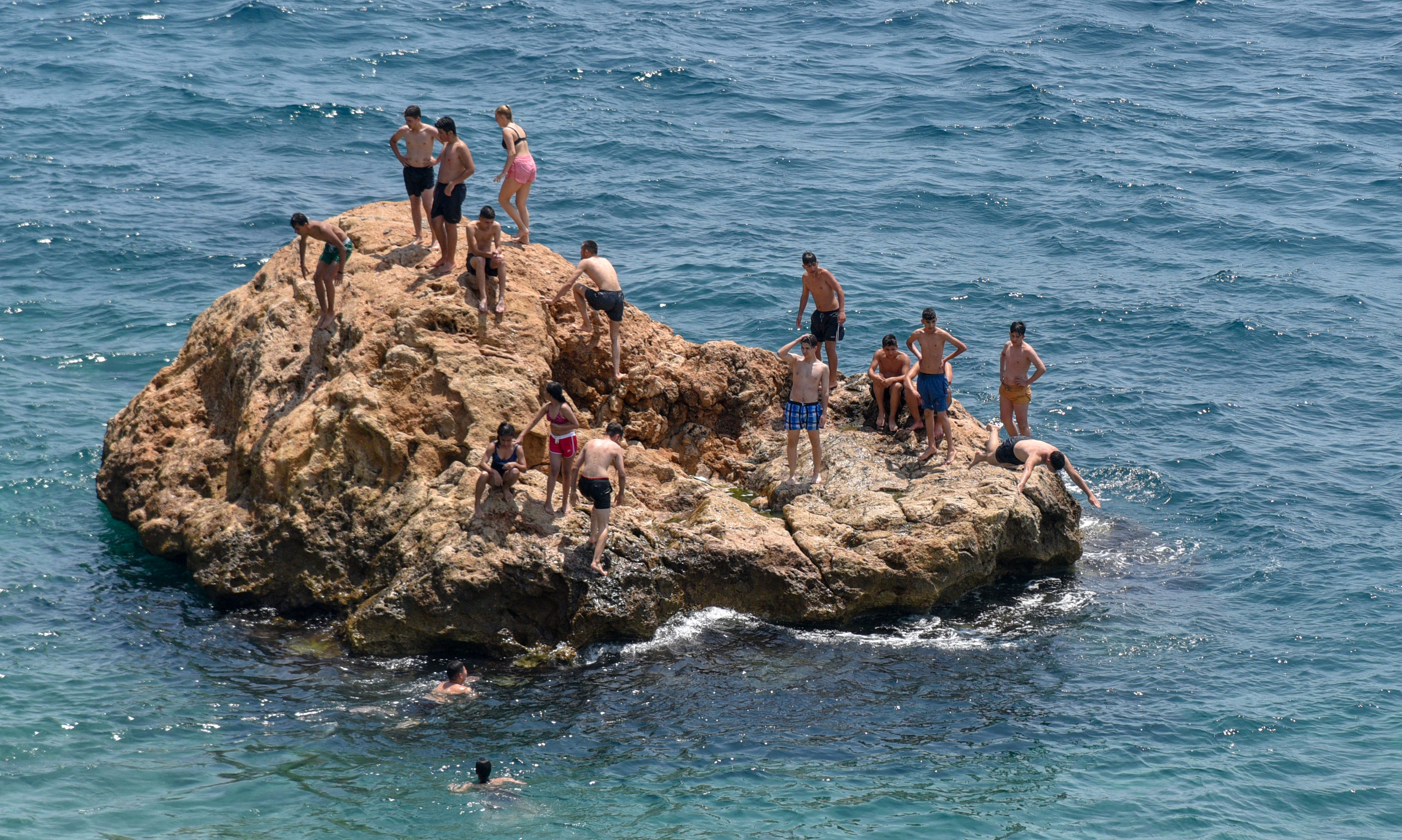 antalyada-sahillerde-bayram-yogunlugu_5088_dhaphoto1