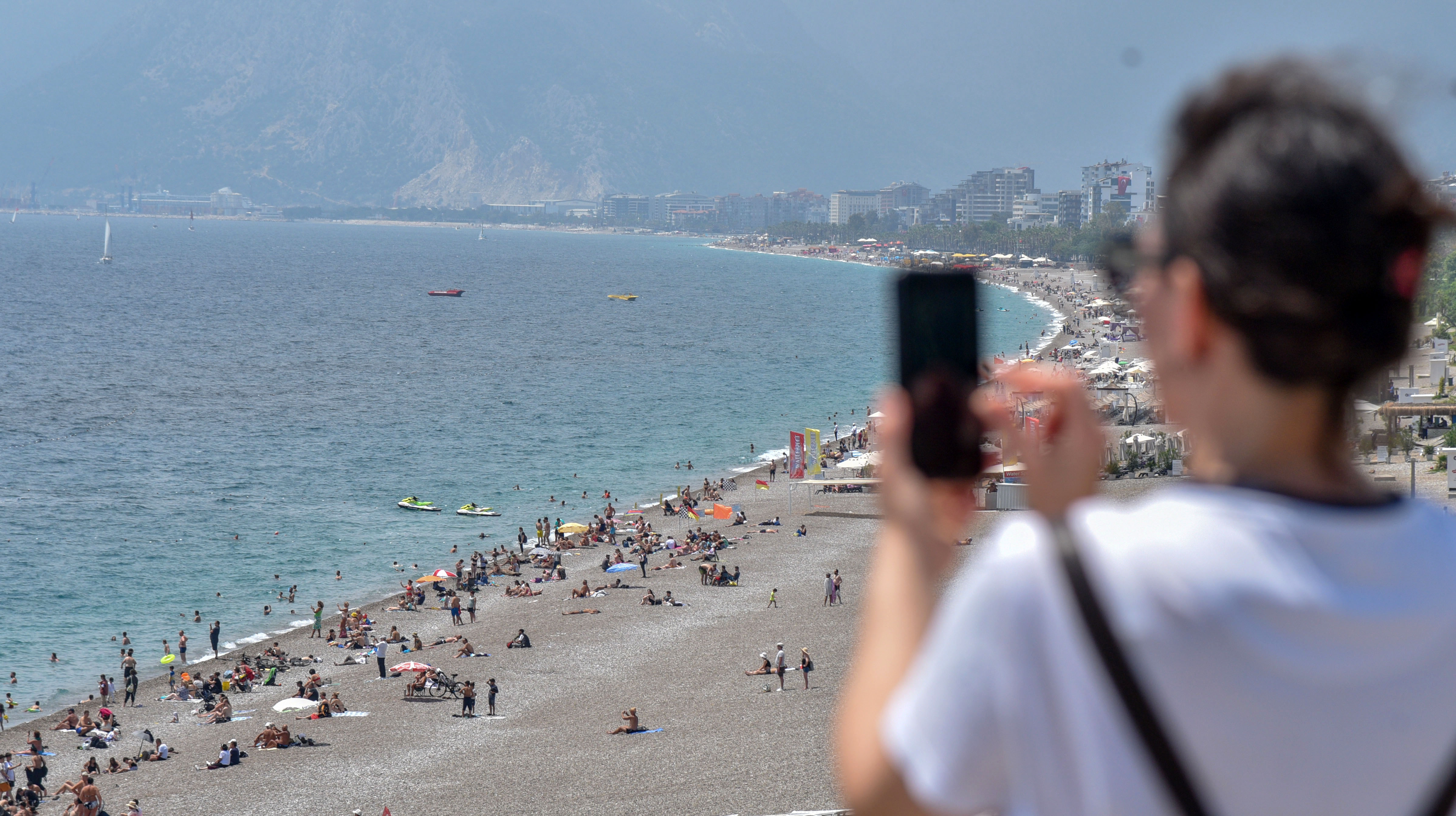 antalyada-sahillerde-bayram-yogunlugu_5088_dhaphoto3