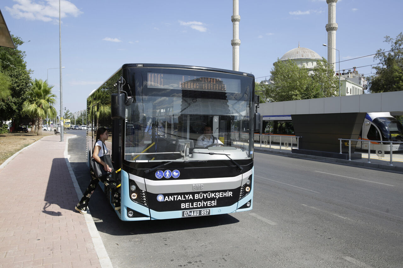 baskasinin-karti-ile-otobus-kullandi-yakalanmamak-icin-kameralari-soktu_6287_dhaphoto2