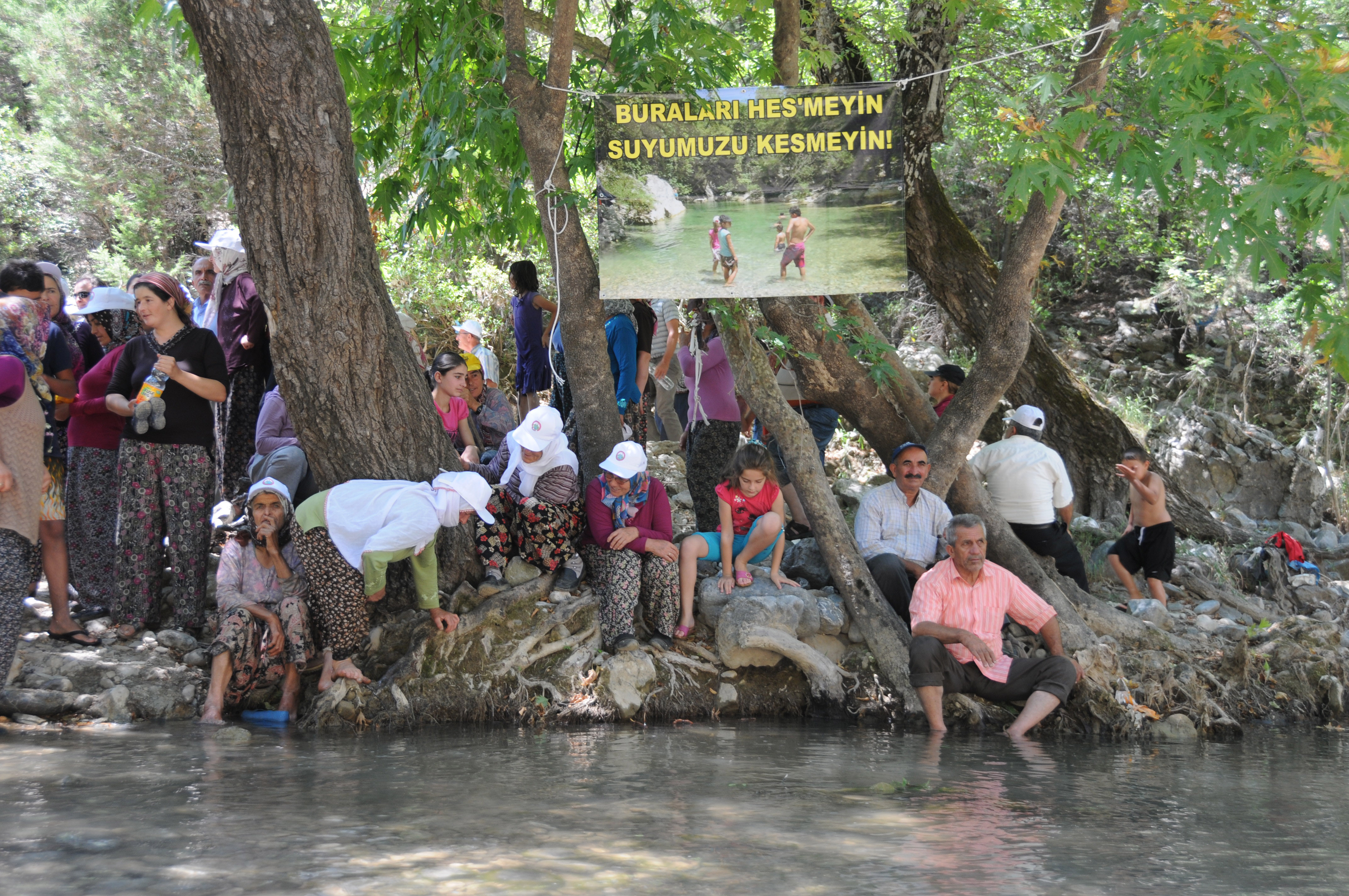 hes-karsiti-11-kisiye-verilen-para-cezasini-mahalleli-kampanyayla-topladi_2841_dhaphoto4