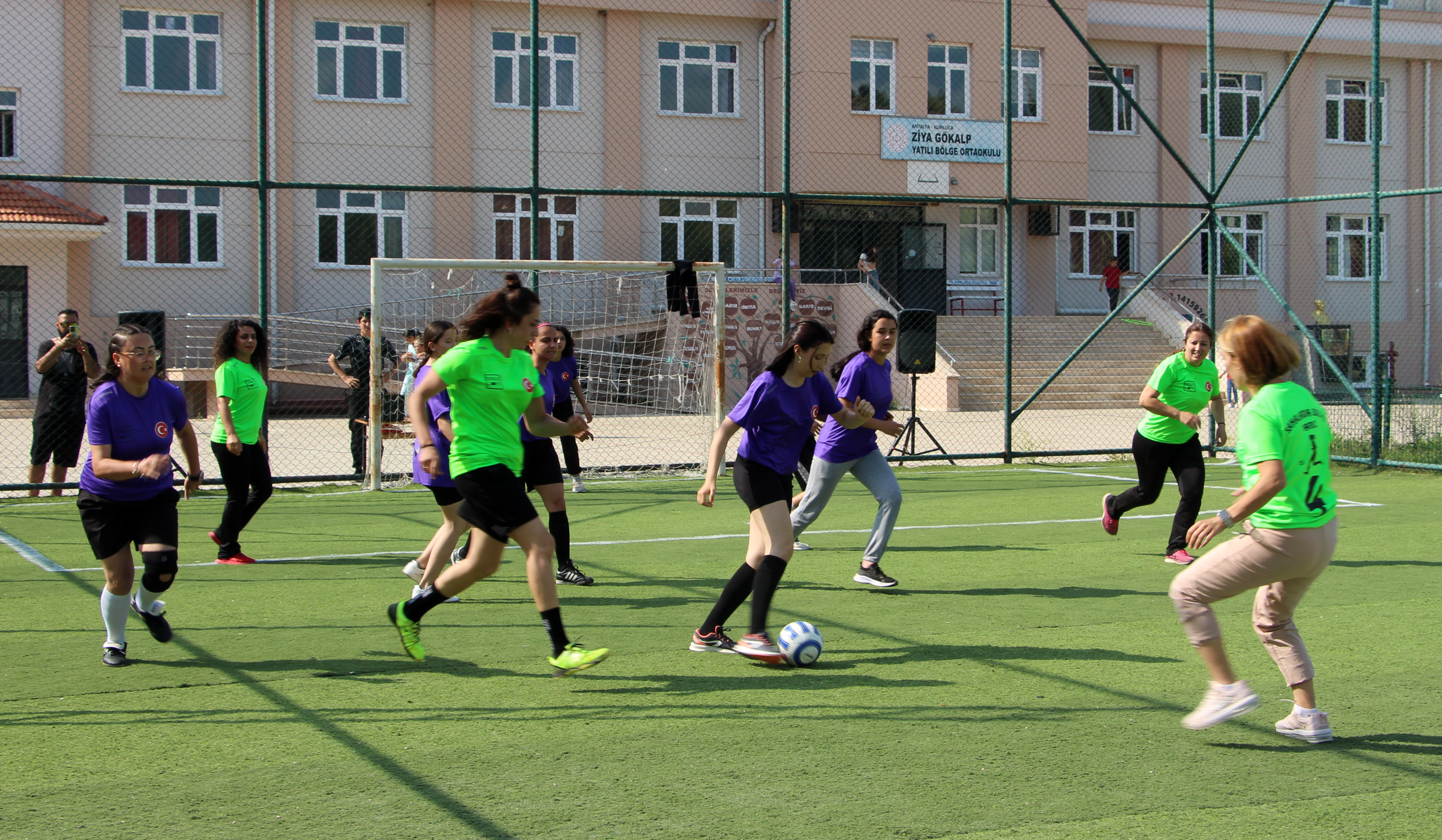 kumlucada-kadinlar-futbolla-eglendi_4990_dhaphoto3