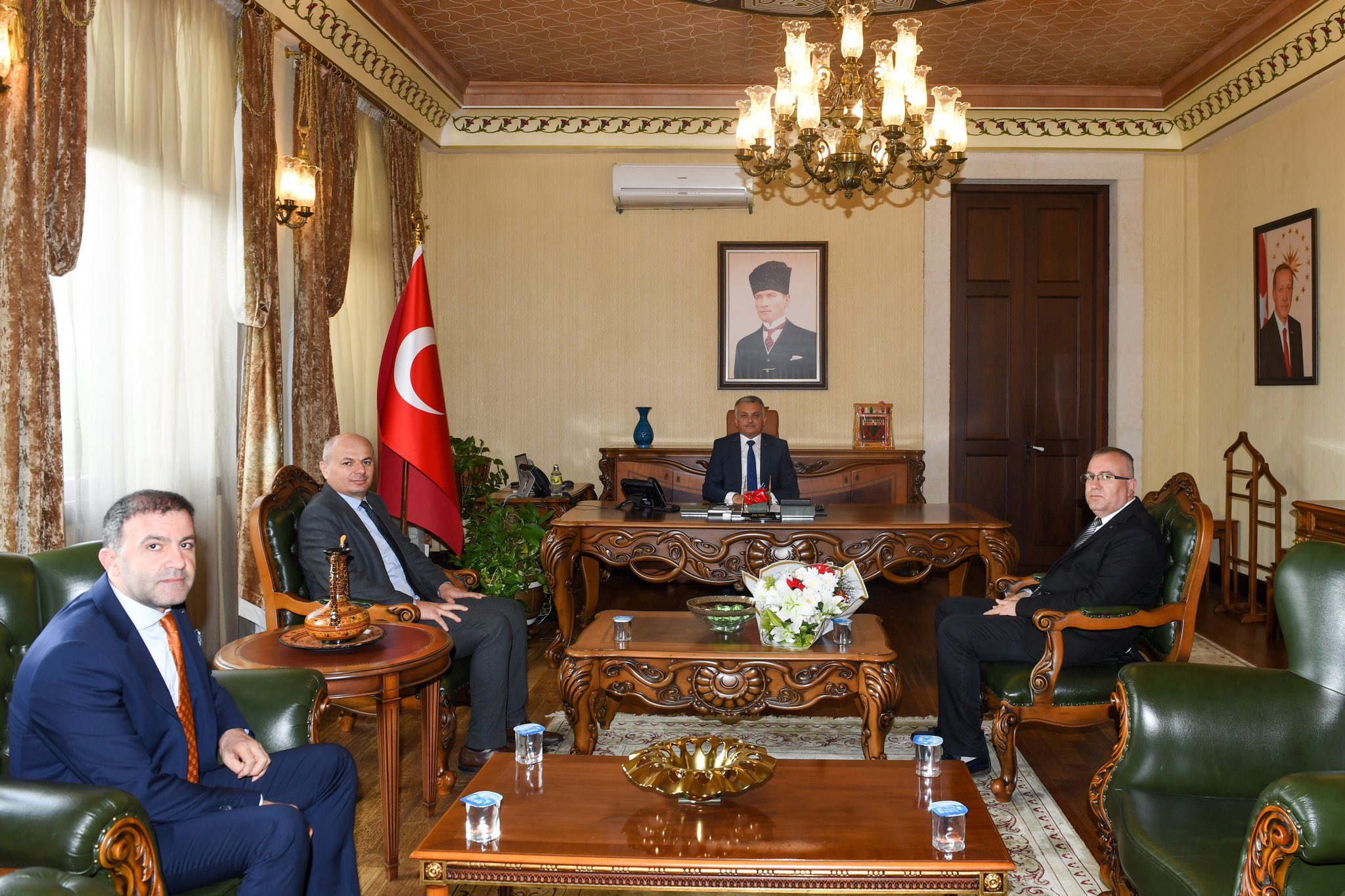 sgk-heyetinden-vali-yaziciya-ziyaret_1644_dhaphoto2