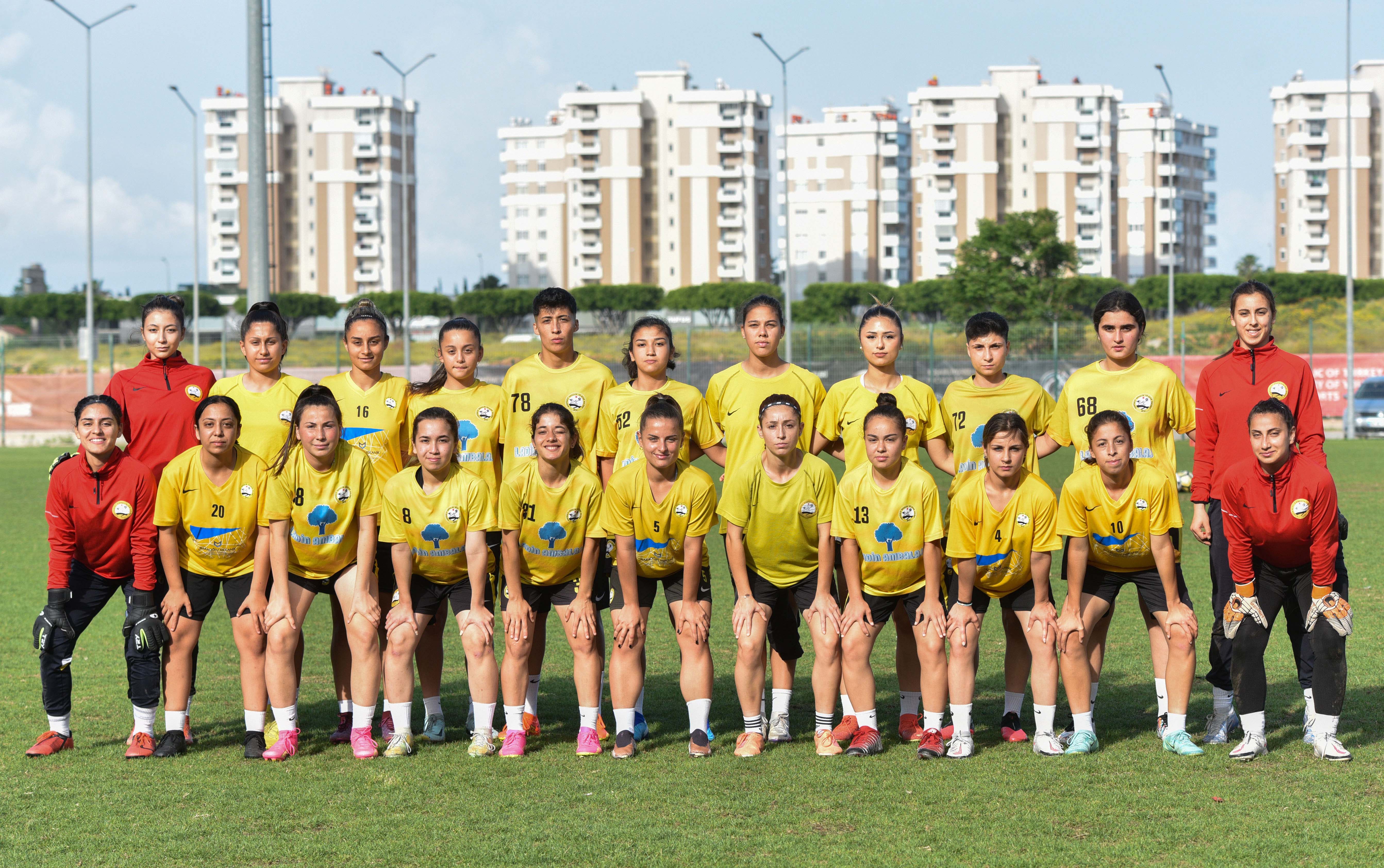 taraftar-sahada-kadin-futbolculara-saldirdi_4729_dhaphoto1