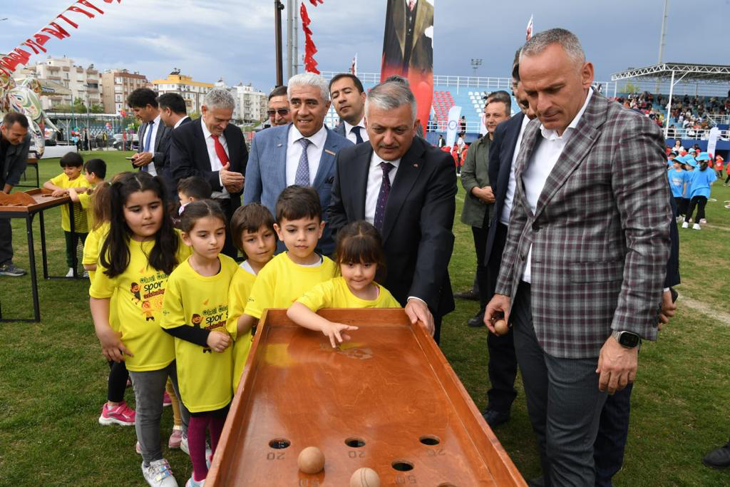 vali-yazici-saglikli-nesiller-yetistirmenin-olmazsa-olmazi-spordur_8352_dhaphoto1