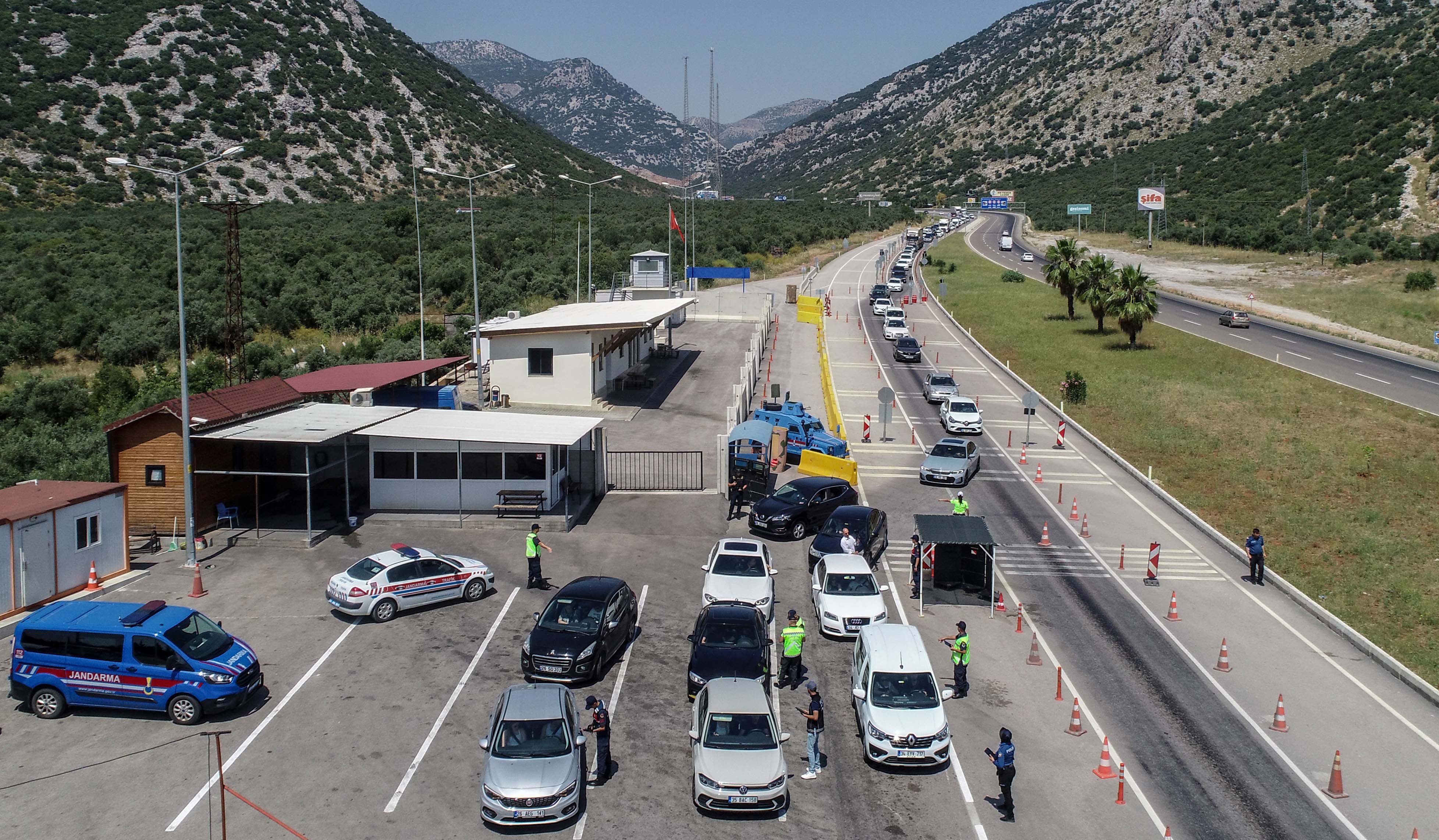 antalya-girisinde-2-kilometrelik-arac-kuyrugu-denetim-yapan-polislerden-tatilcilerecikolata-ikrami_7599_dhaphoto1