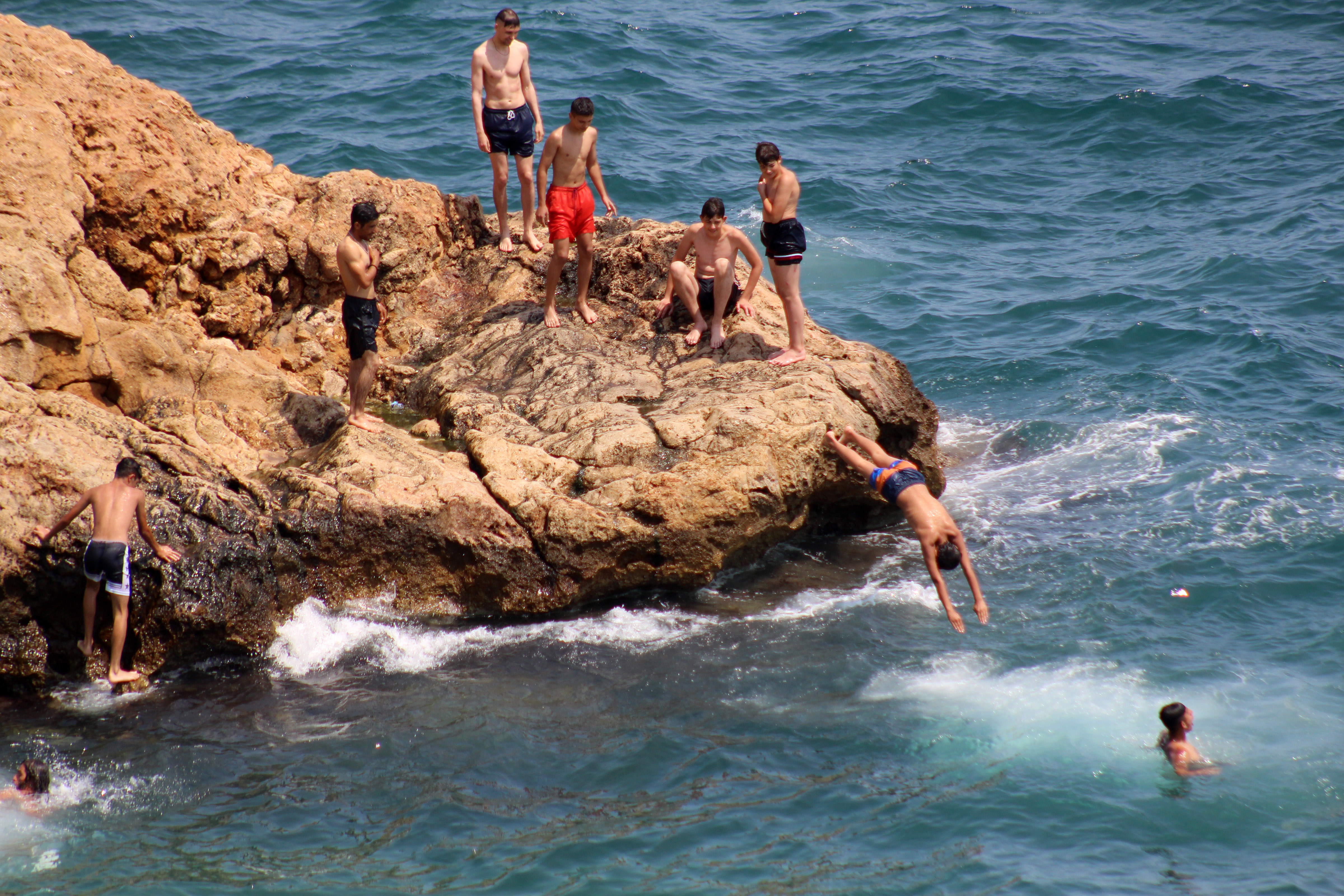 antalyada-sahil-doldu-yksden-cikip-denize-gittiler_7005_dhaphoto5