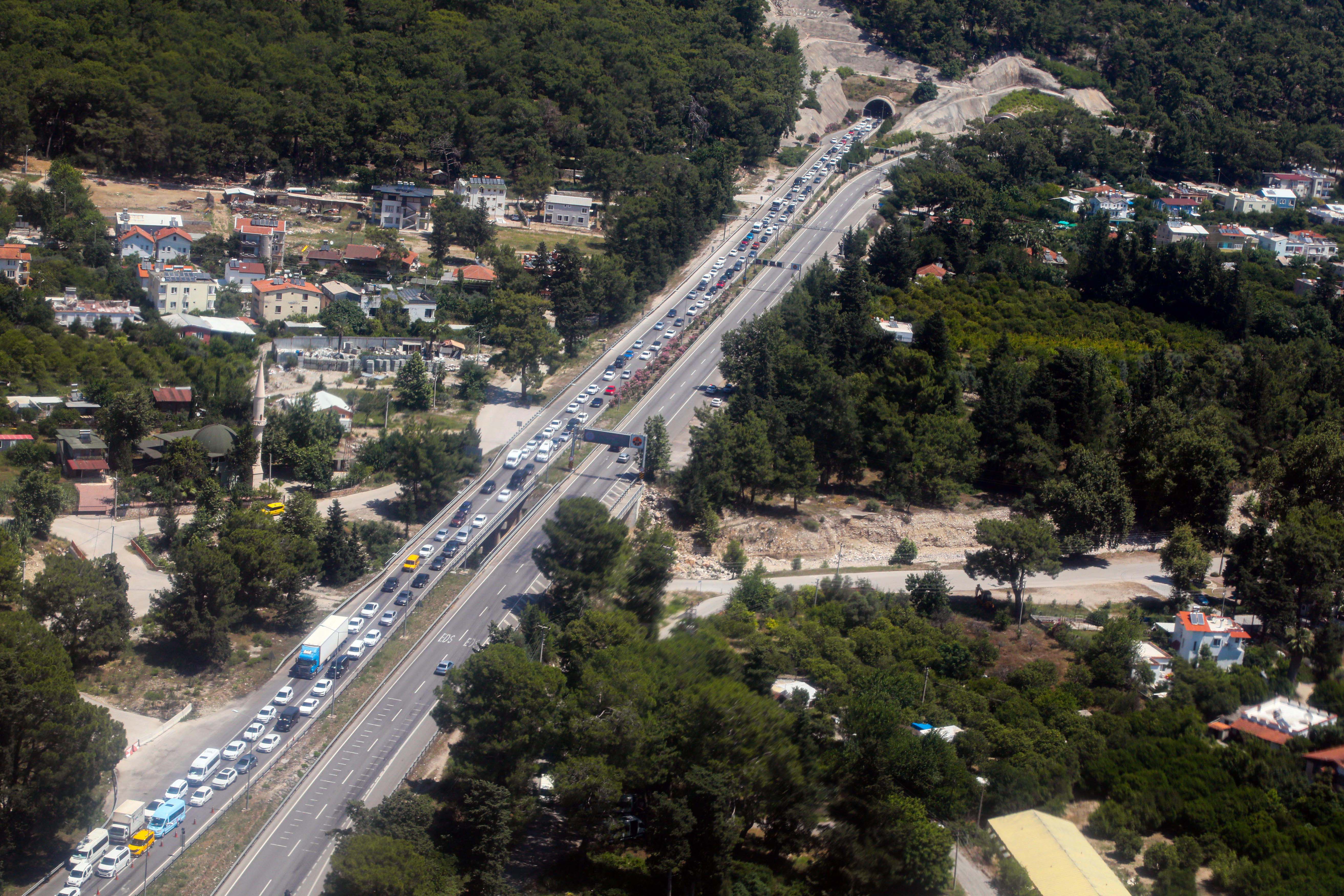 bayram-yogunlugu-yasanan-antalyada-helikopterli-trafik-denetimi_3025_dhaphoto1