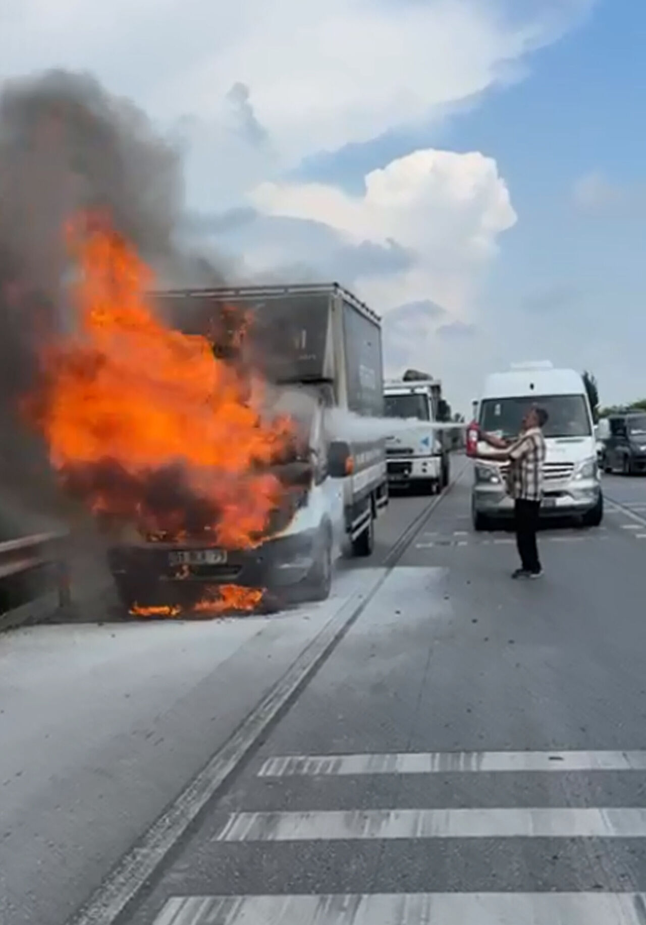 kamyonet-seyir-halinde-yandi_8502_dhaphoto3