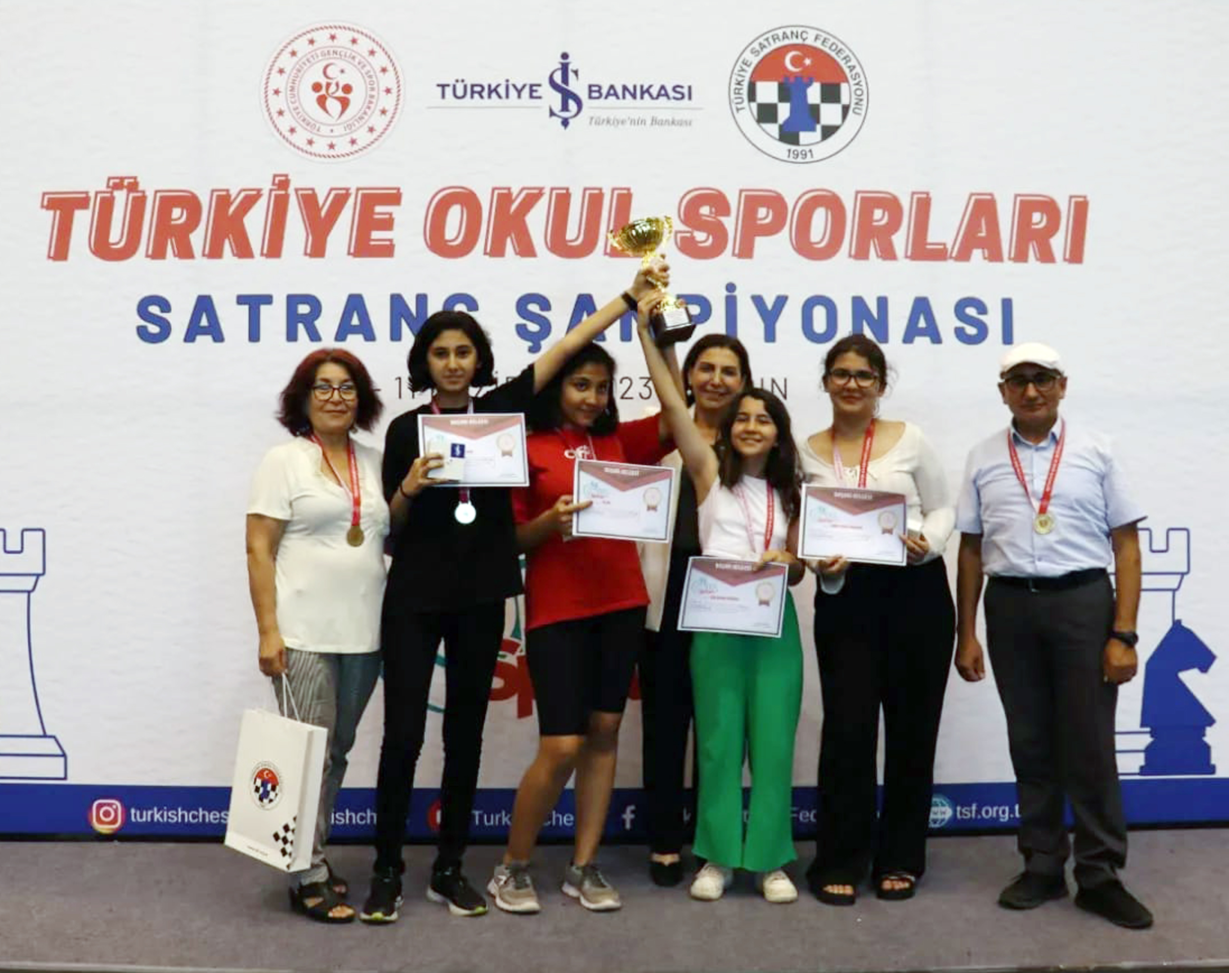 satranc-sampiyonasina-antalya-okullari-damga-vurdu_4334_dhaphoto3