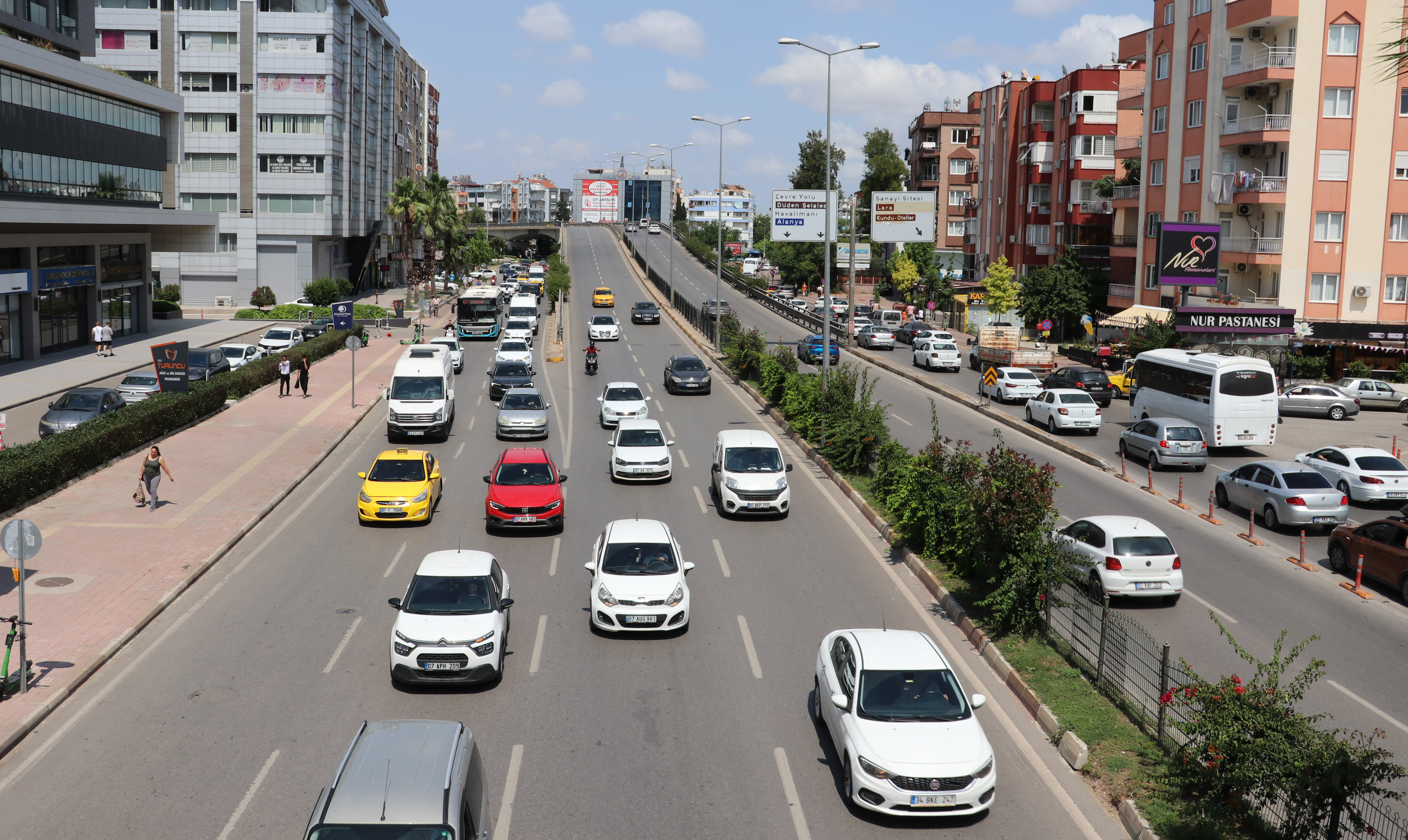 antalyada-katlanarak-buyuyen-trafik-sorunu_7154_dhaphoto2