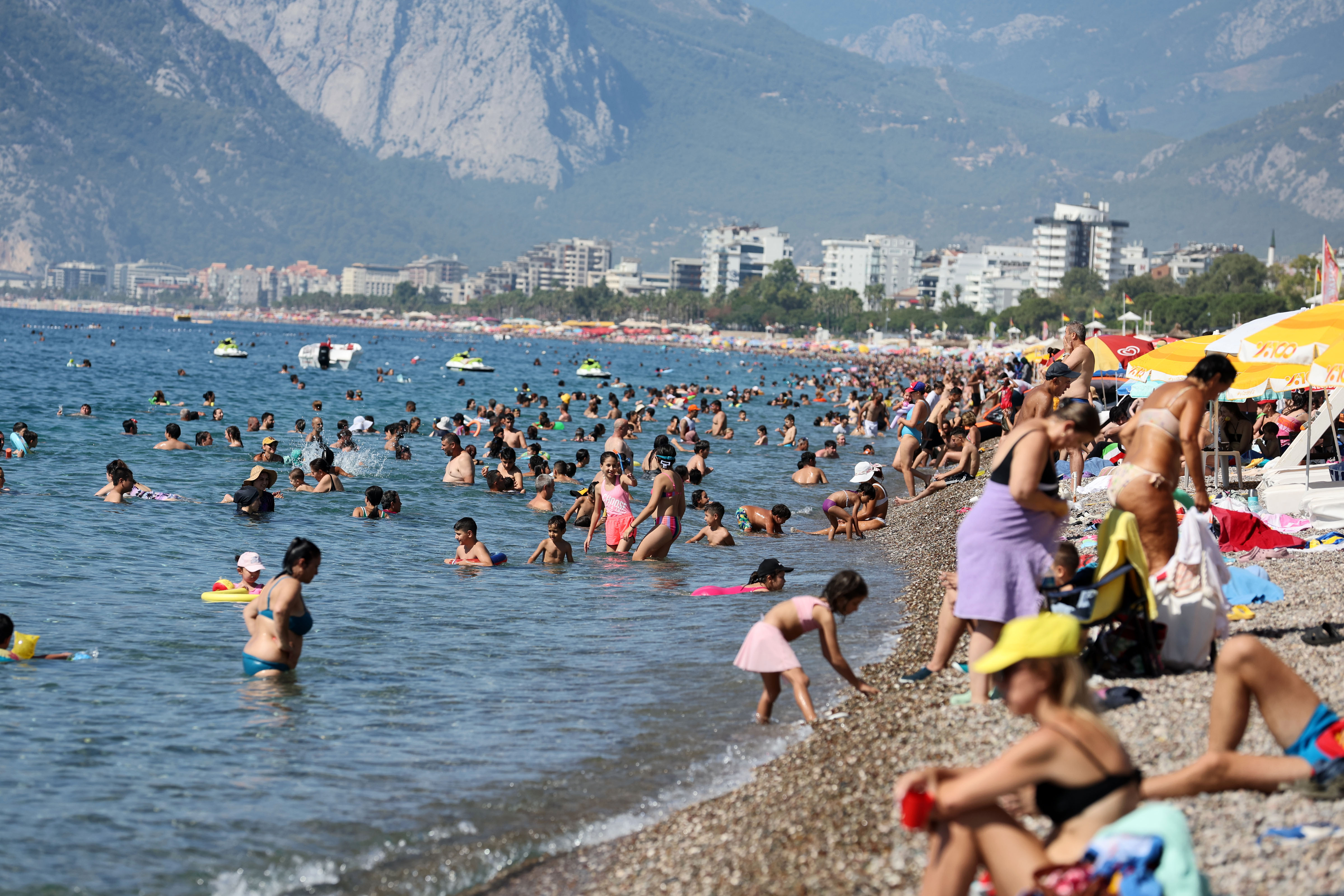 antalyada-sicak-hava-sahilleri-doldurdu_8519_dhaphoto2