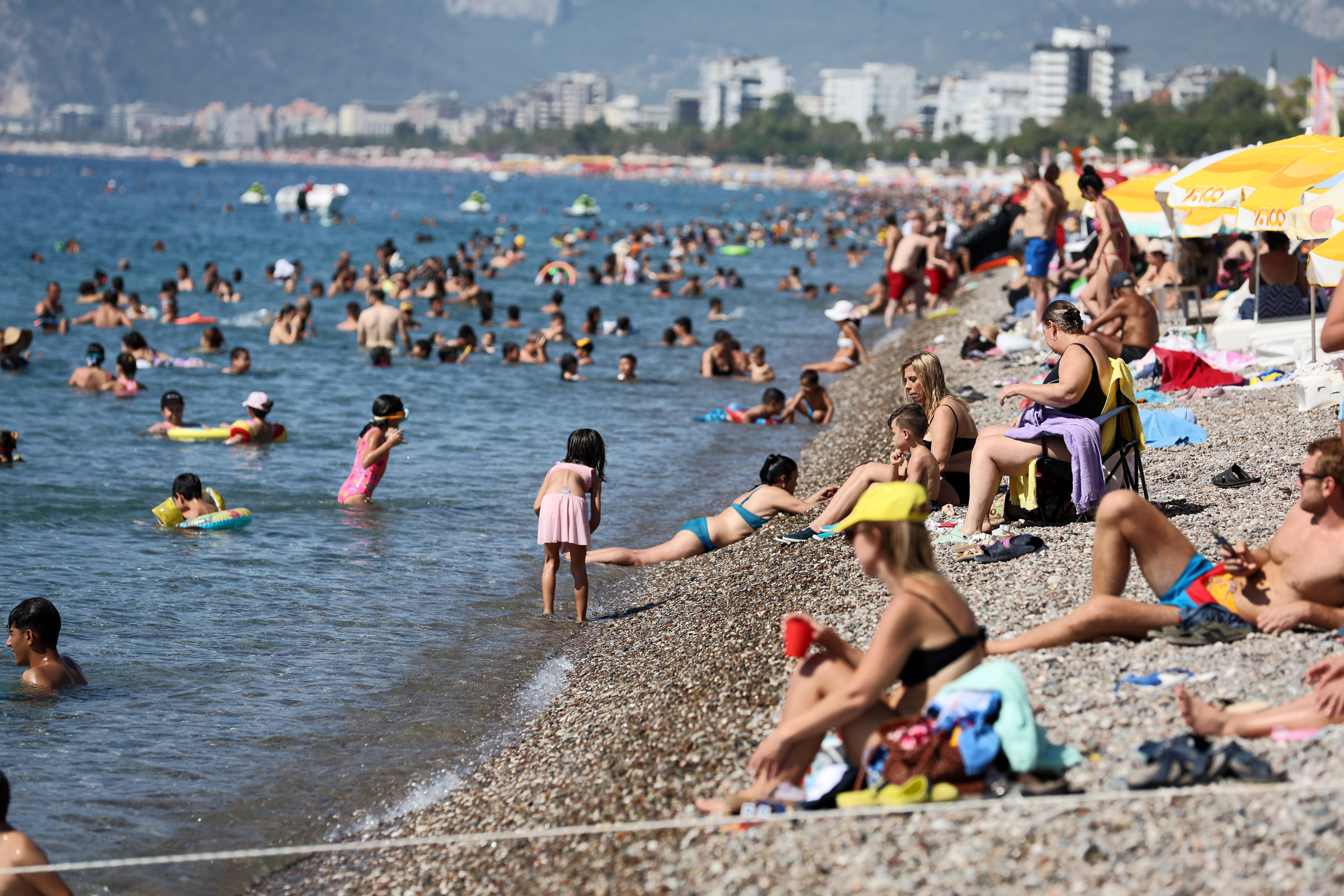 antalyada-sicak-hava-sahilleri-doldurdu_8519_dhaphoto5