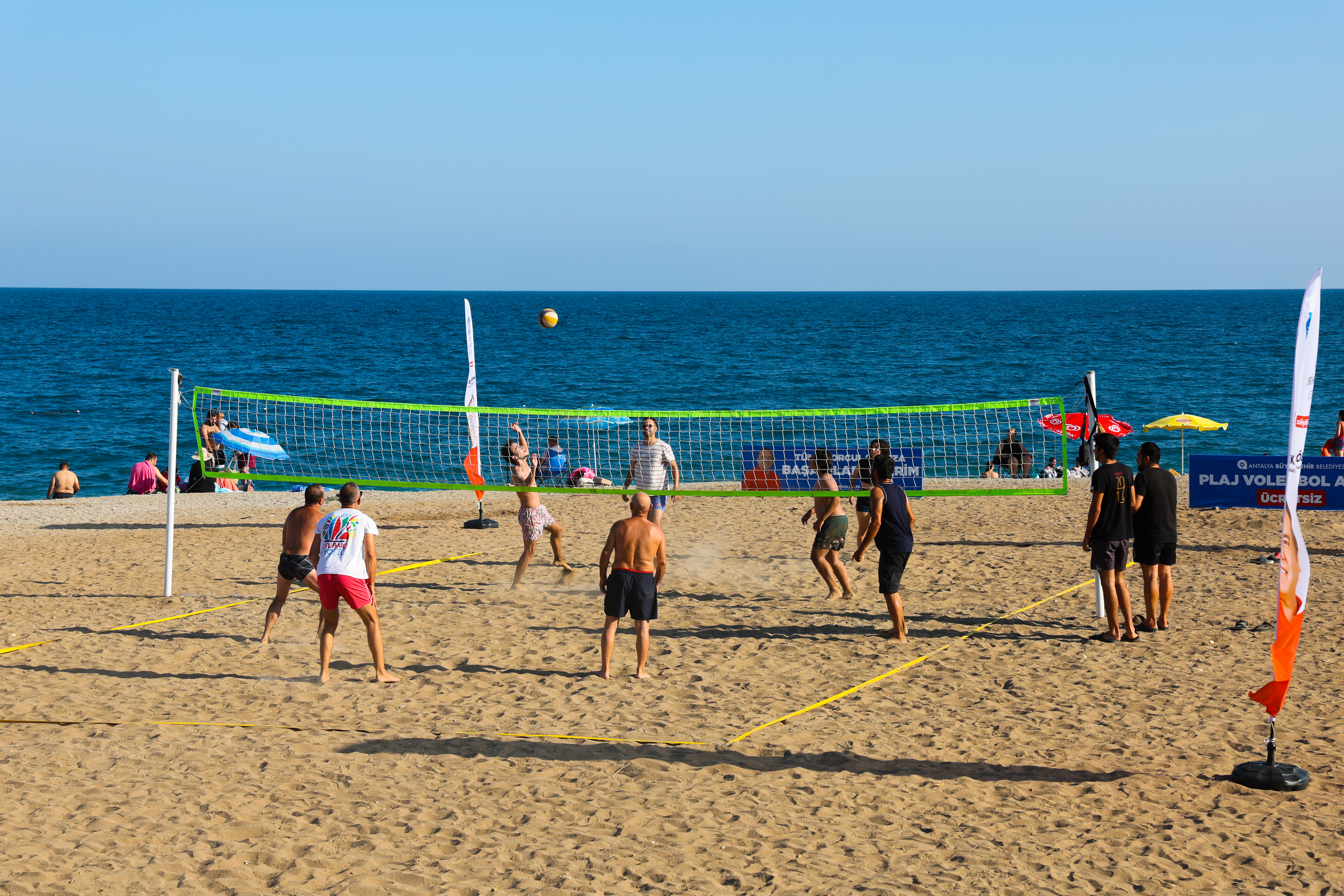 Büyükşehir’den Konyaaltı Plajı_na Ücretsiz Plaj Voleybol Sahaları  (7)