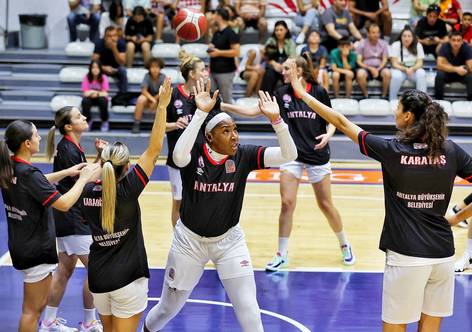 Antalya Büyükşehir Belediyesi Kadın basketbol takımı liderliğe yükseldi (9)