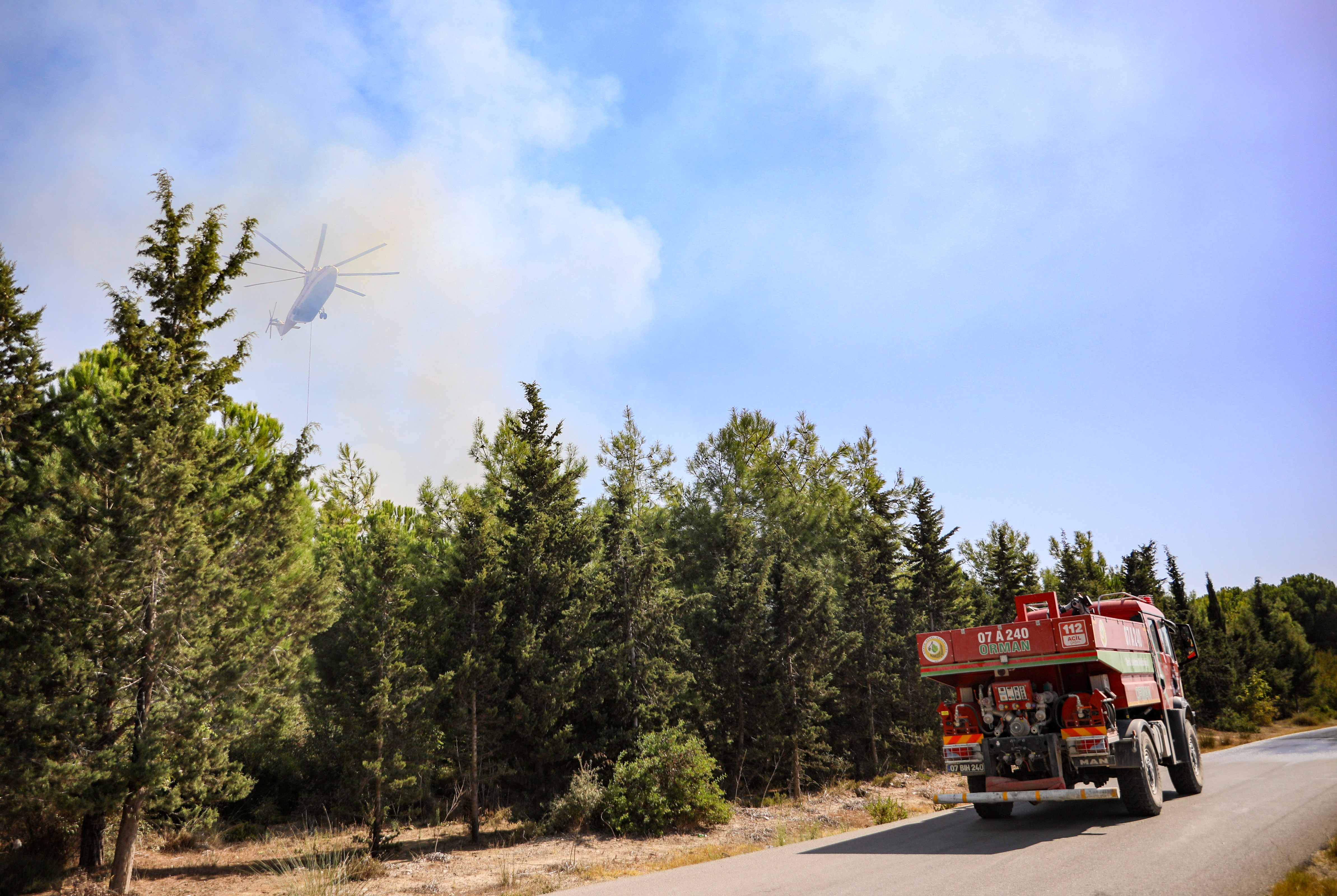 antalyada-ot-yangini-bakim-yapilan-teknelere-ve-ormana-sicradi3-_5589_dhaphoto3