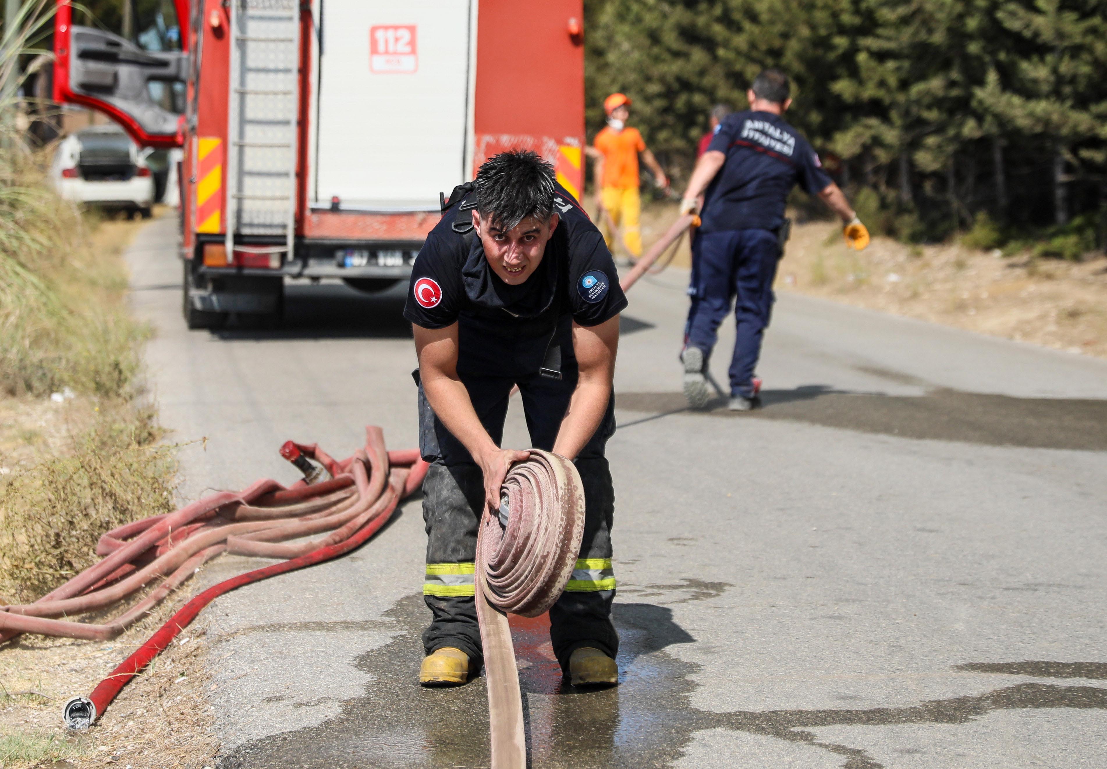 antalyada-ot-yangini-bakim-yapilan-teknelere-ve-ormana-sicradi3-_5589_dhaphoto9