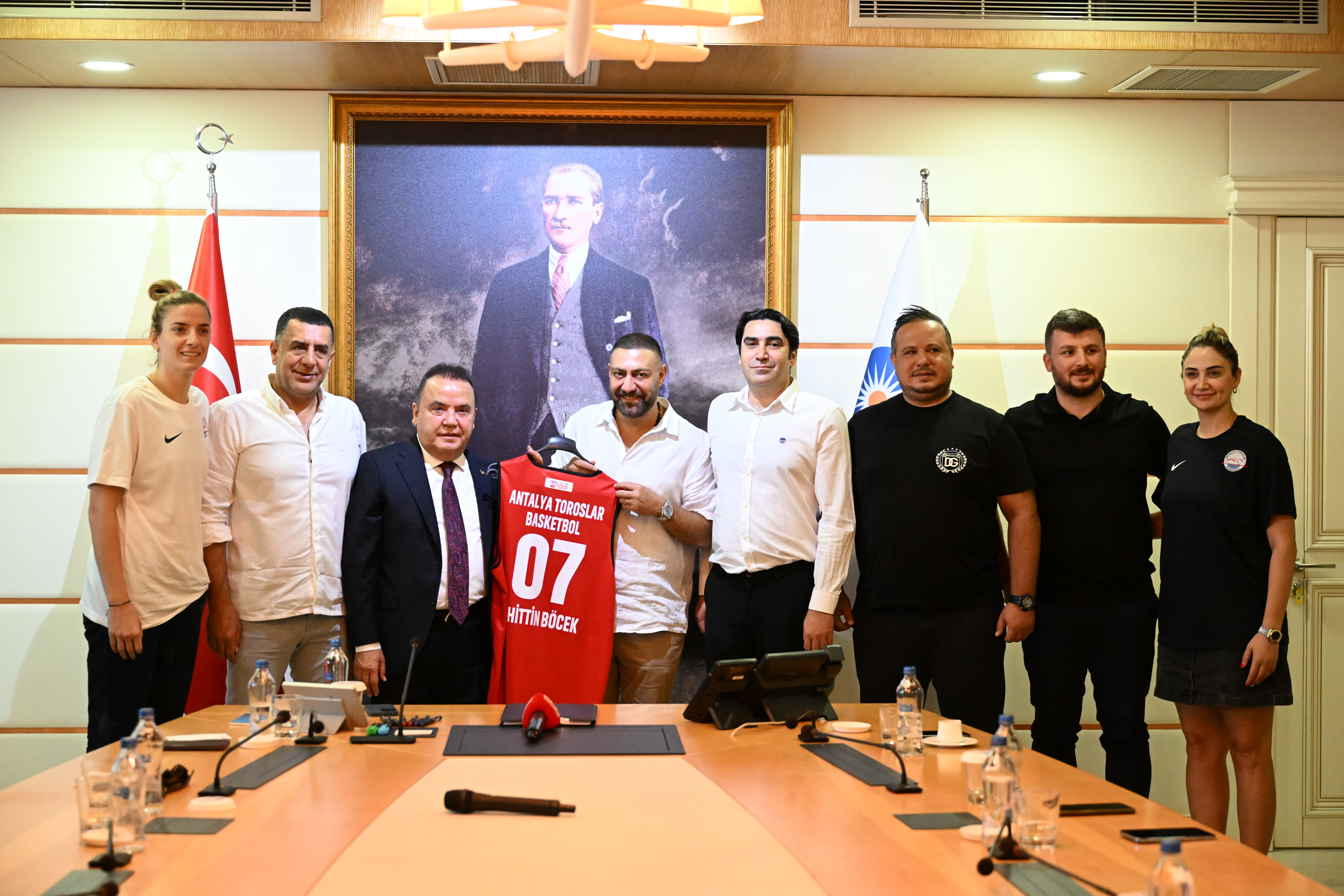 baskan-bocekten-toroslar-basketbol-kulubune-destek-sozu_4467_dhaphoto2