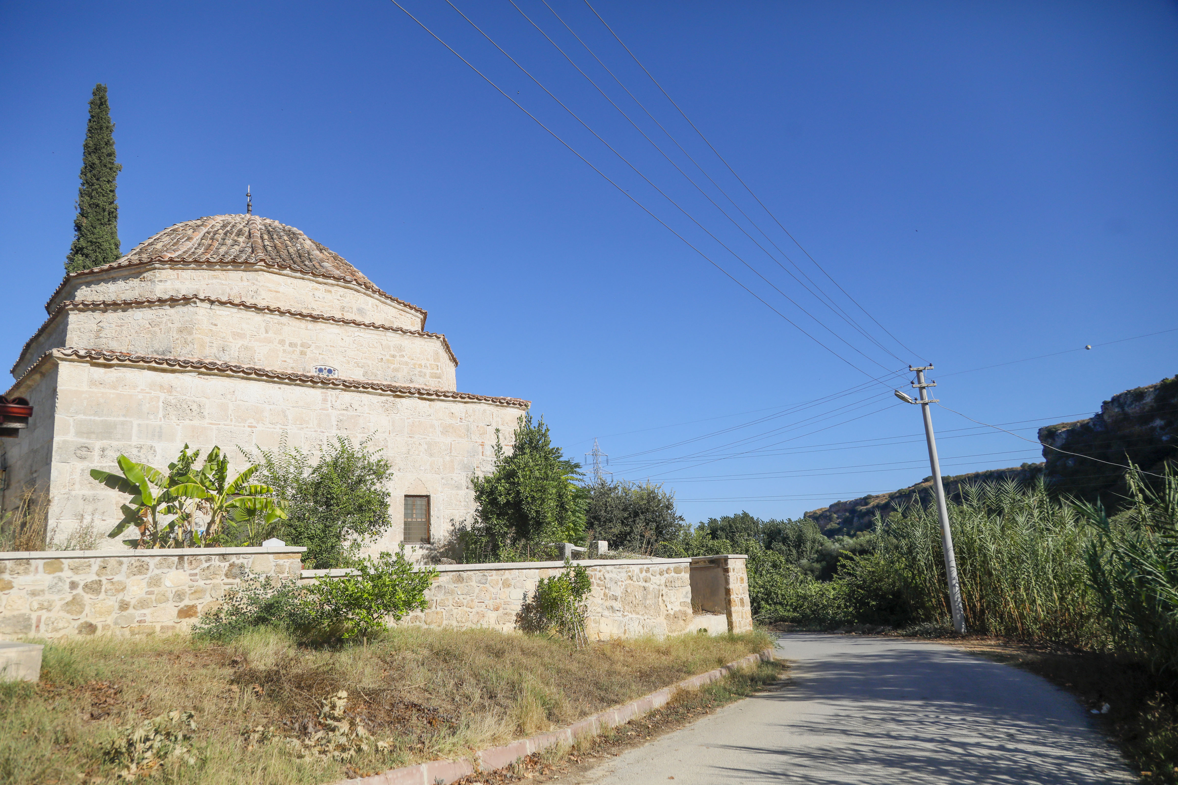 minaresi-servi-olan-tarihi-camiye-siluet-dokunusu_7513_dhaphoto2