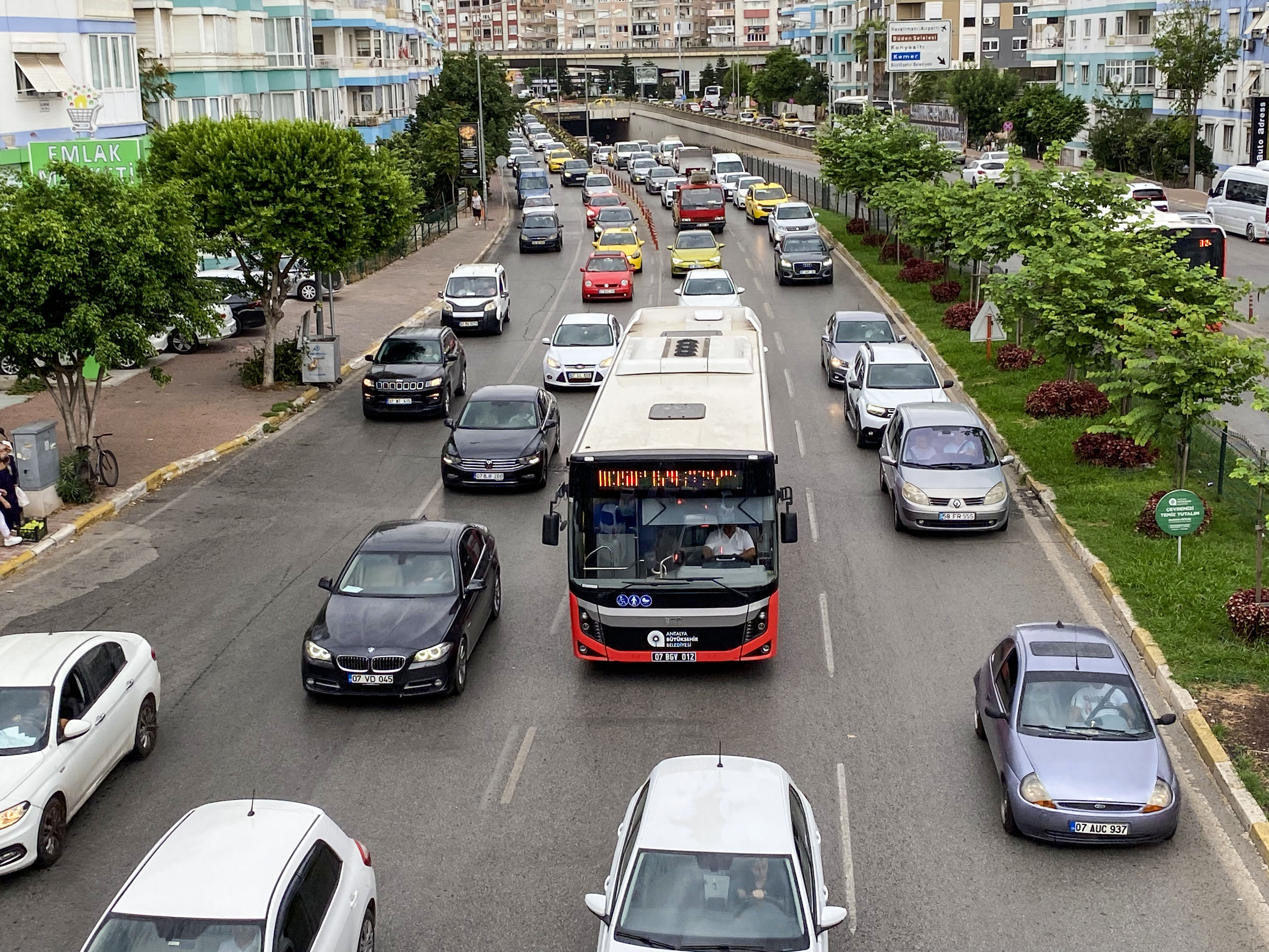 okullar-acildi-trafik-durma-noktasina-geldi_4325_dhaphoto2