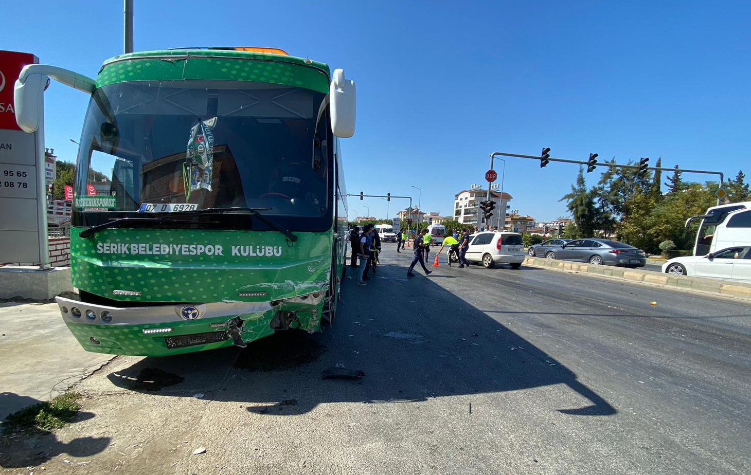 serik-belediyespor-takim-otobusu-otomobille-carpisti-1-yarali_4369_dhaphoto2