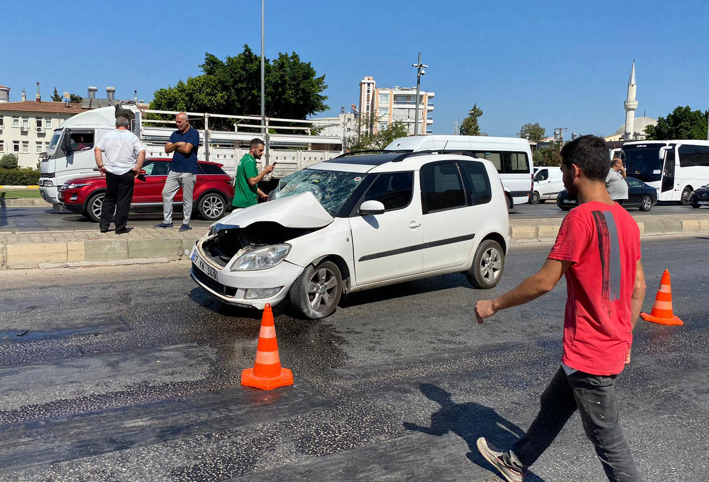 serik-belediyespor-takim-otobusu-otomobille-carpisti-1-yarali_4369_dhaphoto5