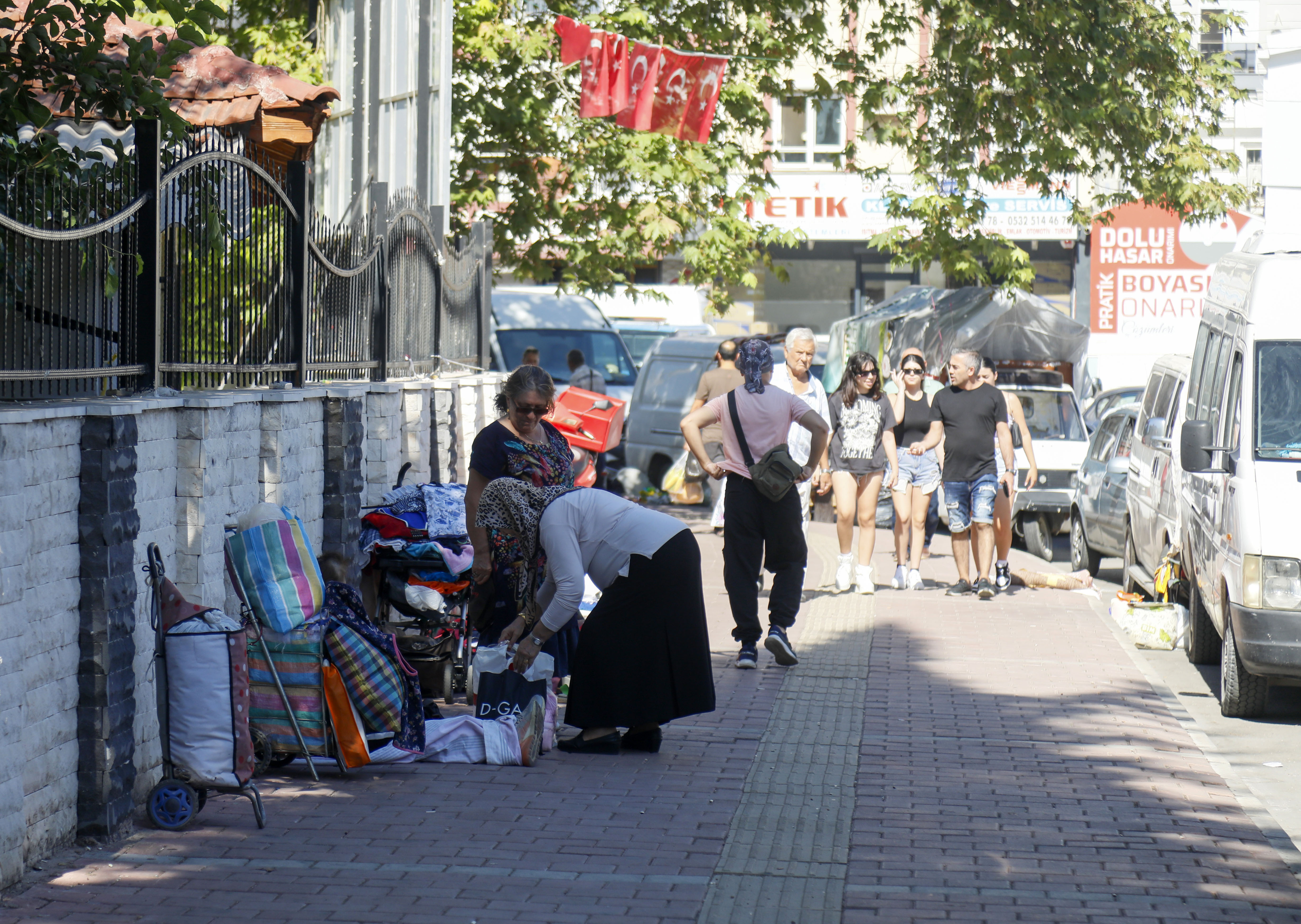 seyyar-pazarcilar-parselledikleri-kaldirimlari-binlerce-liraya-birbirine-devrediyor_1197_dhaphoto8