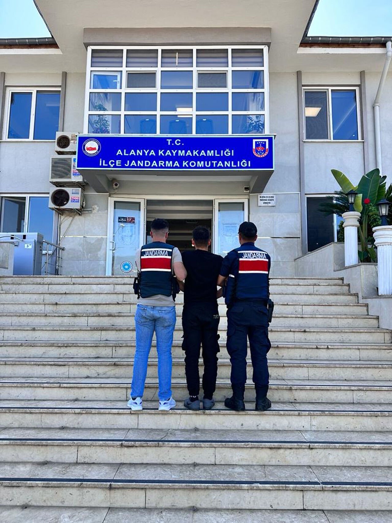 Aranan 2 firari yakalandı