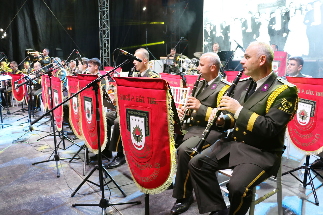 askeri-bandodan-bayram-konseri_9105_dhaphoto5