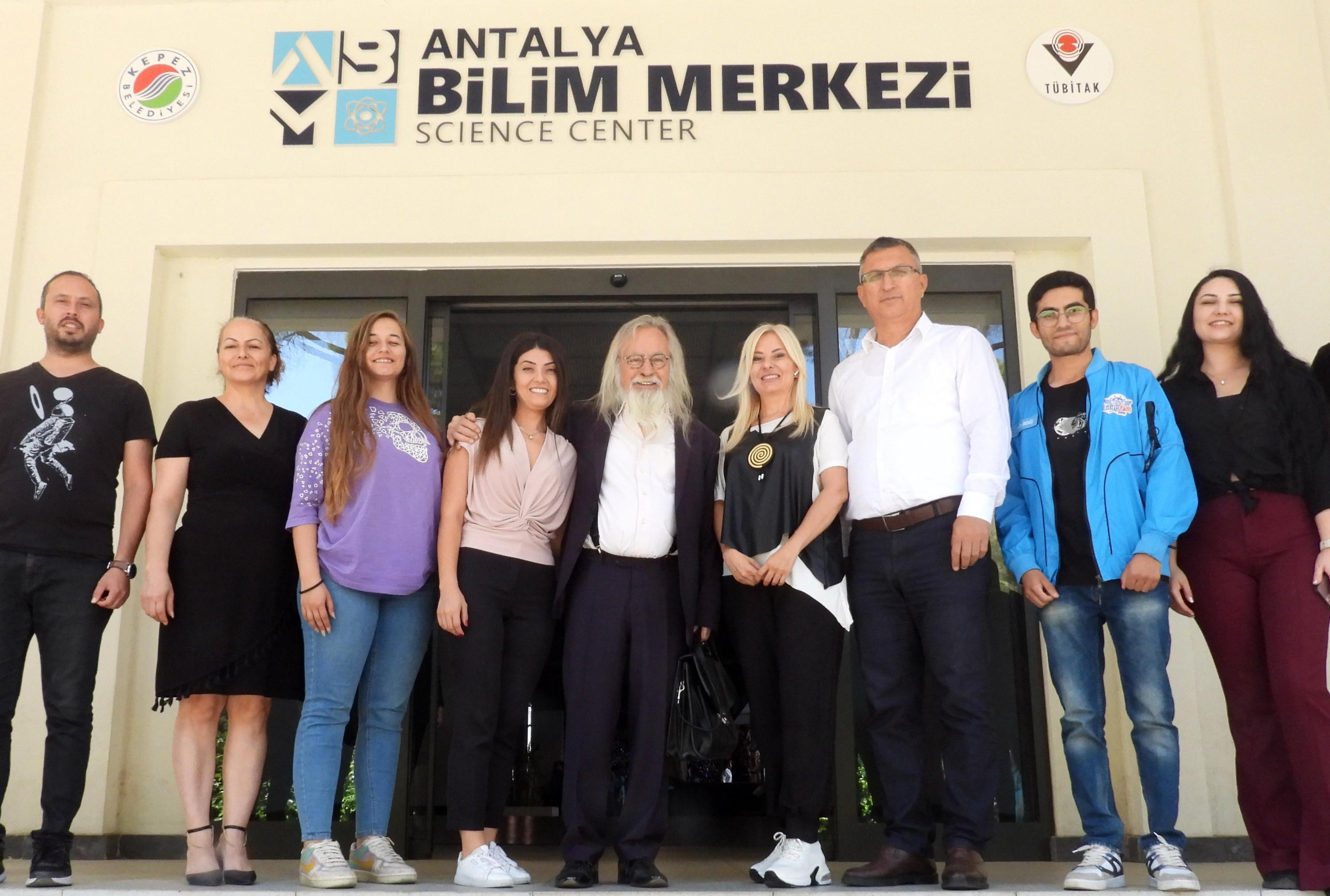 Astronomi-profesoru-Derman,-Antalya-Bilim-Merkezinde-ogrencilerle-bulustu_4