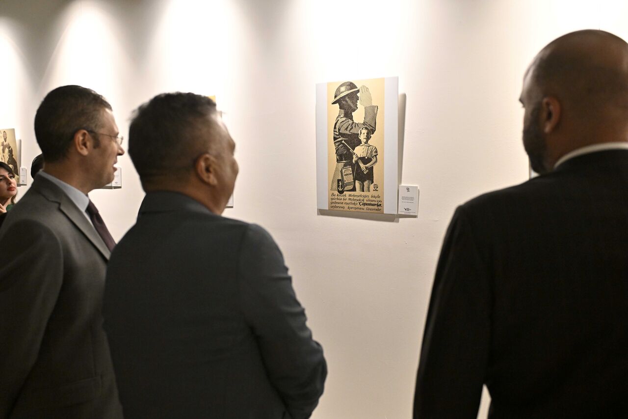 CUMHURİYETİ AFİŞLEYEN ADAM (1)