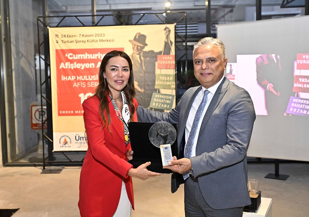 CUMHURİYETİ AFİŞLEYEN ADAM (4)