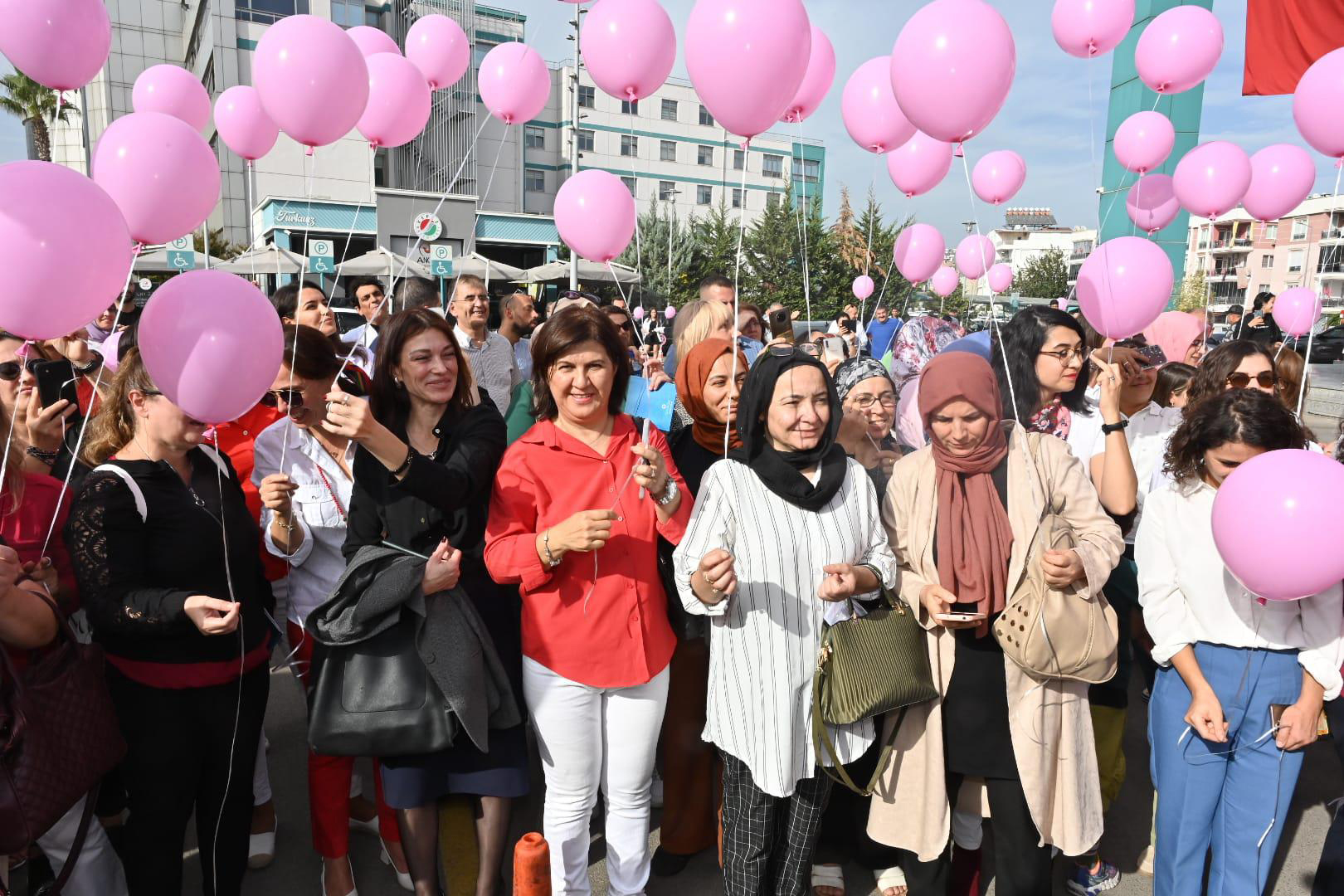 kanser-farkindaligi-icin-pembe-balon-ucurdular-_6928_dhaphoto1