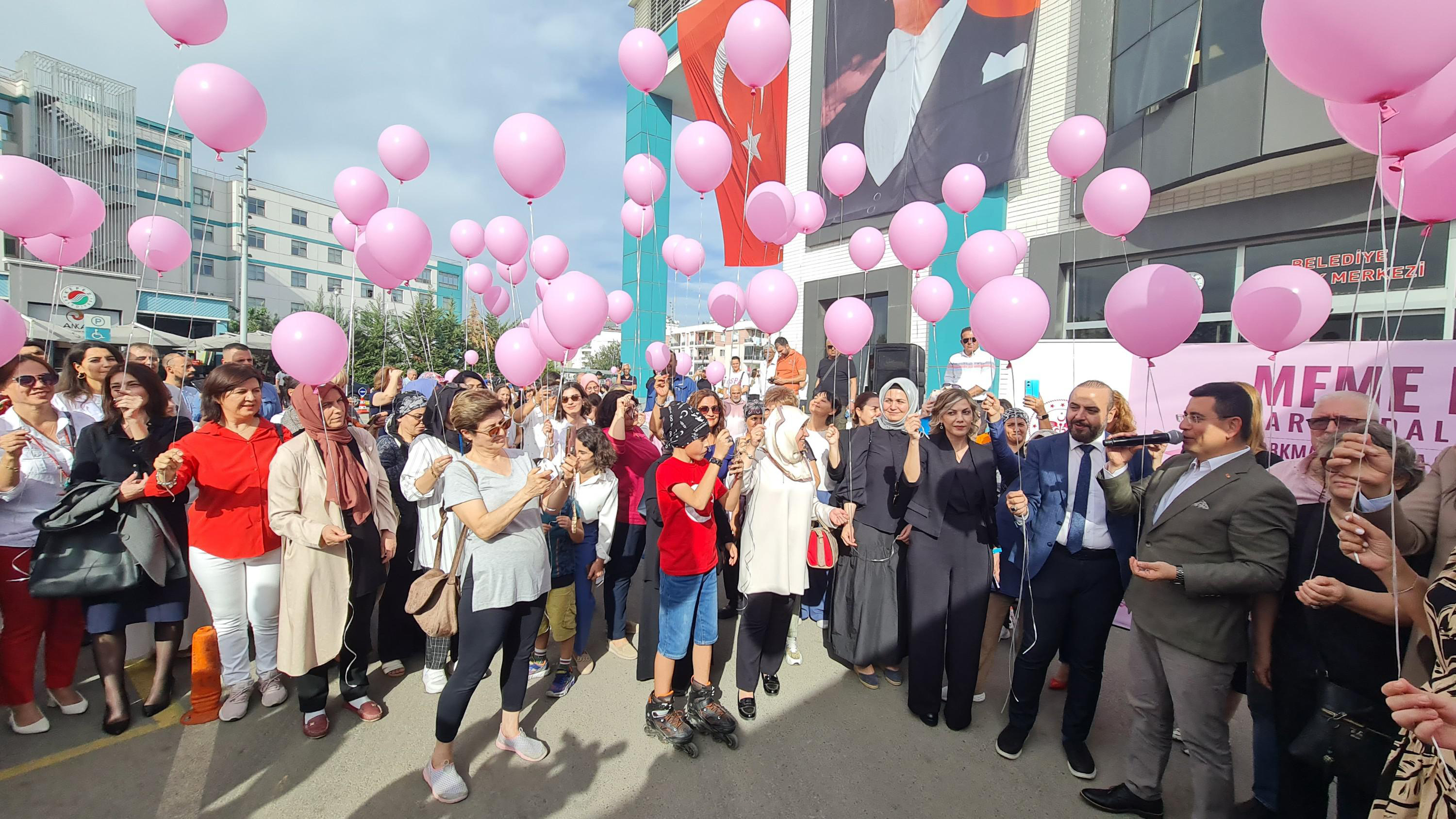 kanser-farkindaligi-icin-pembe-balon-ucurdular-_6928_dhaphoto4