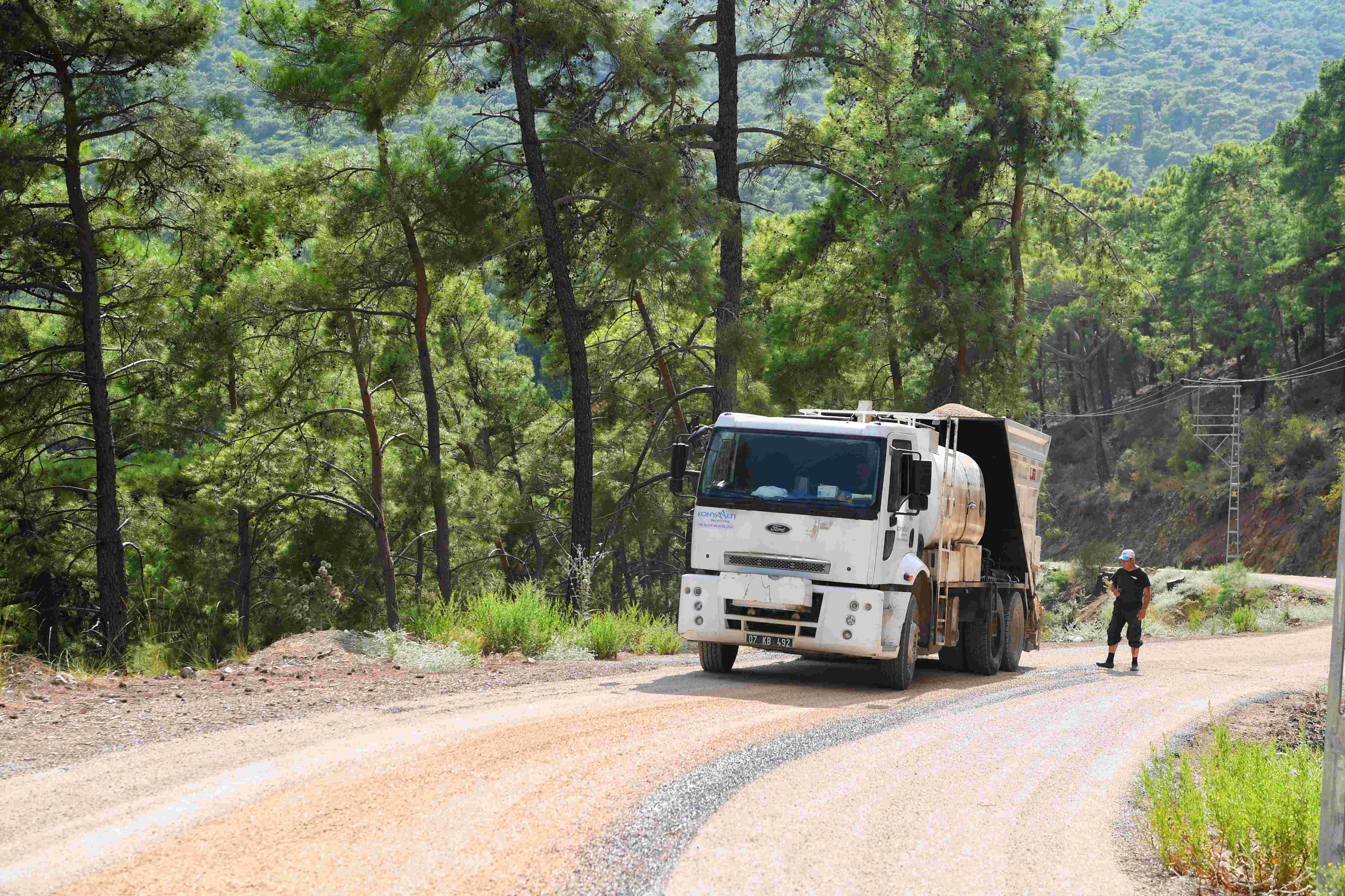 Konyaaltı'nda yenilenmeyen yol kalmayacak (3)