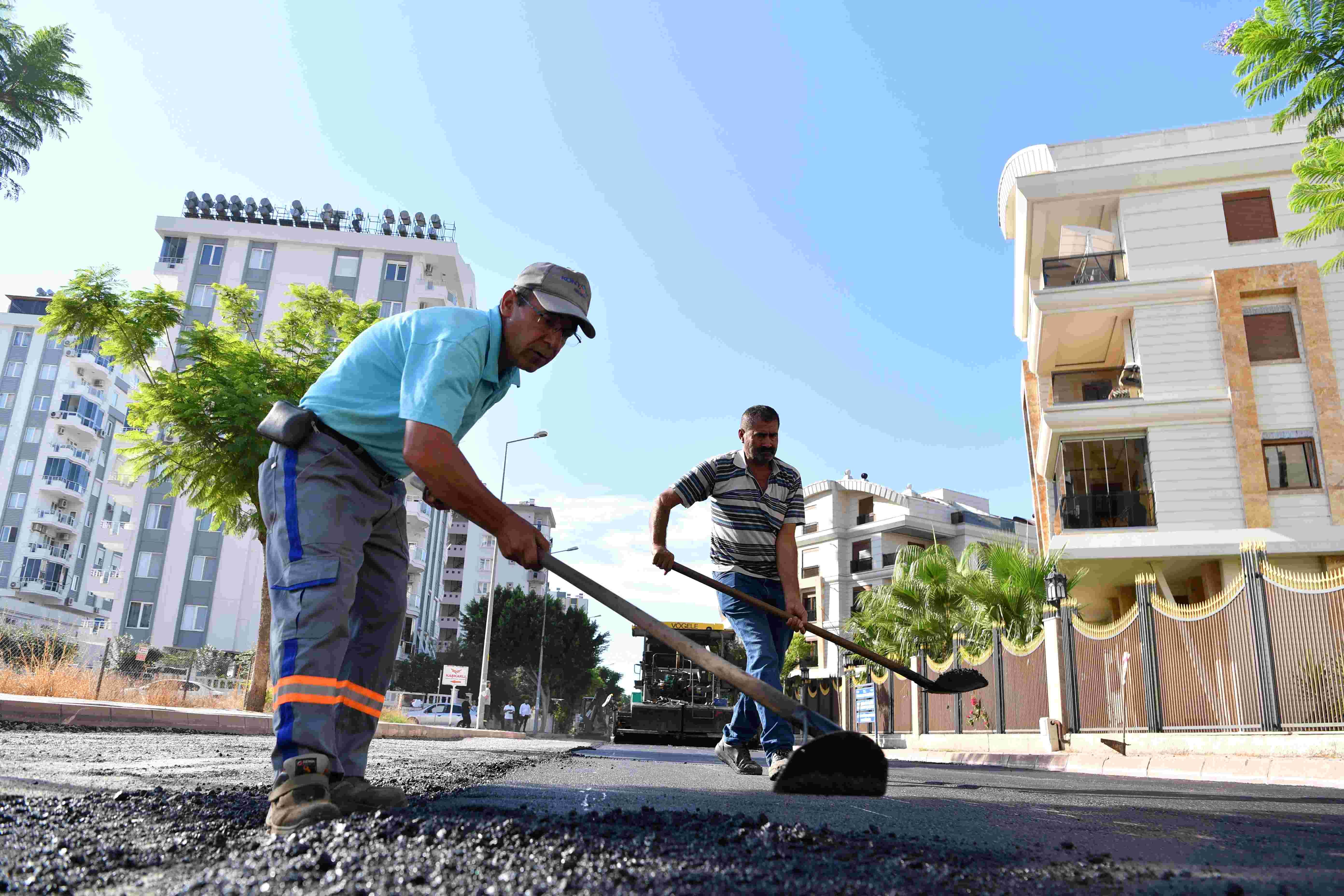 Konyaaltı'nda yenilenmeyen yol kalmayacak (5)