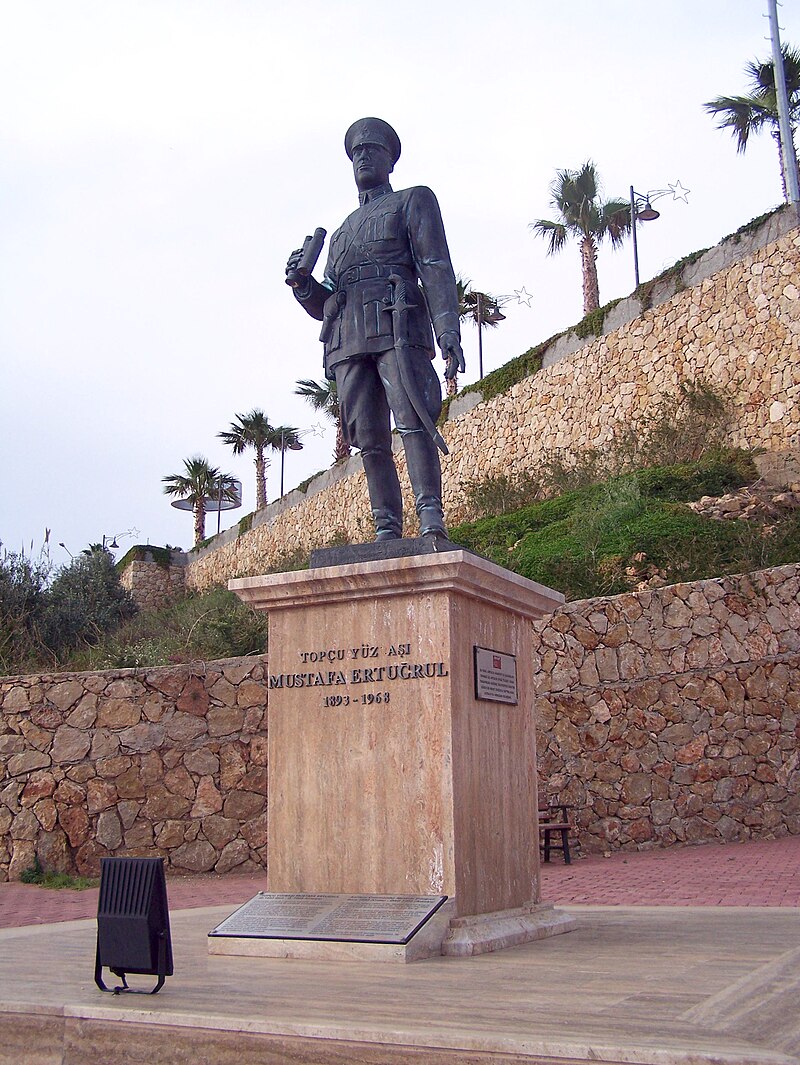 Mustafa_Ertuğrul_Aker_statue,_Antalya