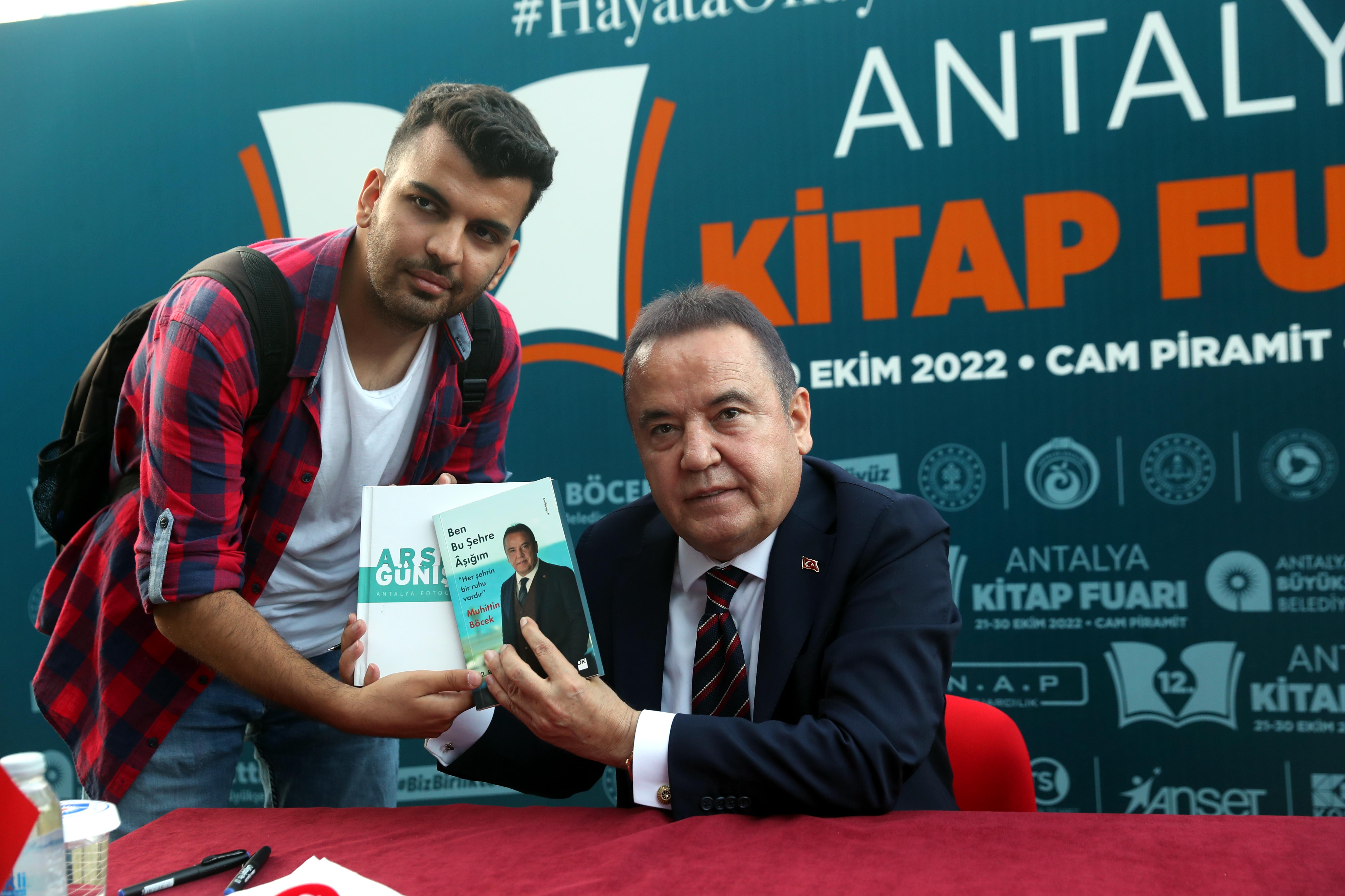 13.-antalya-kitap-fuari-kapilarini-aciyor_9926_dhaphoto1