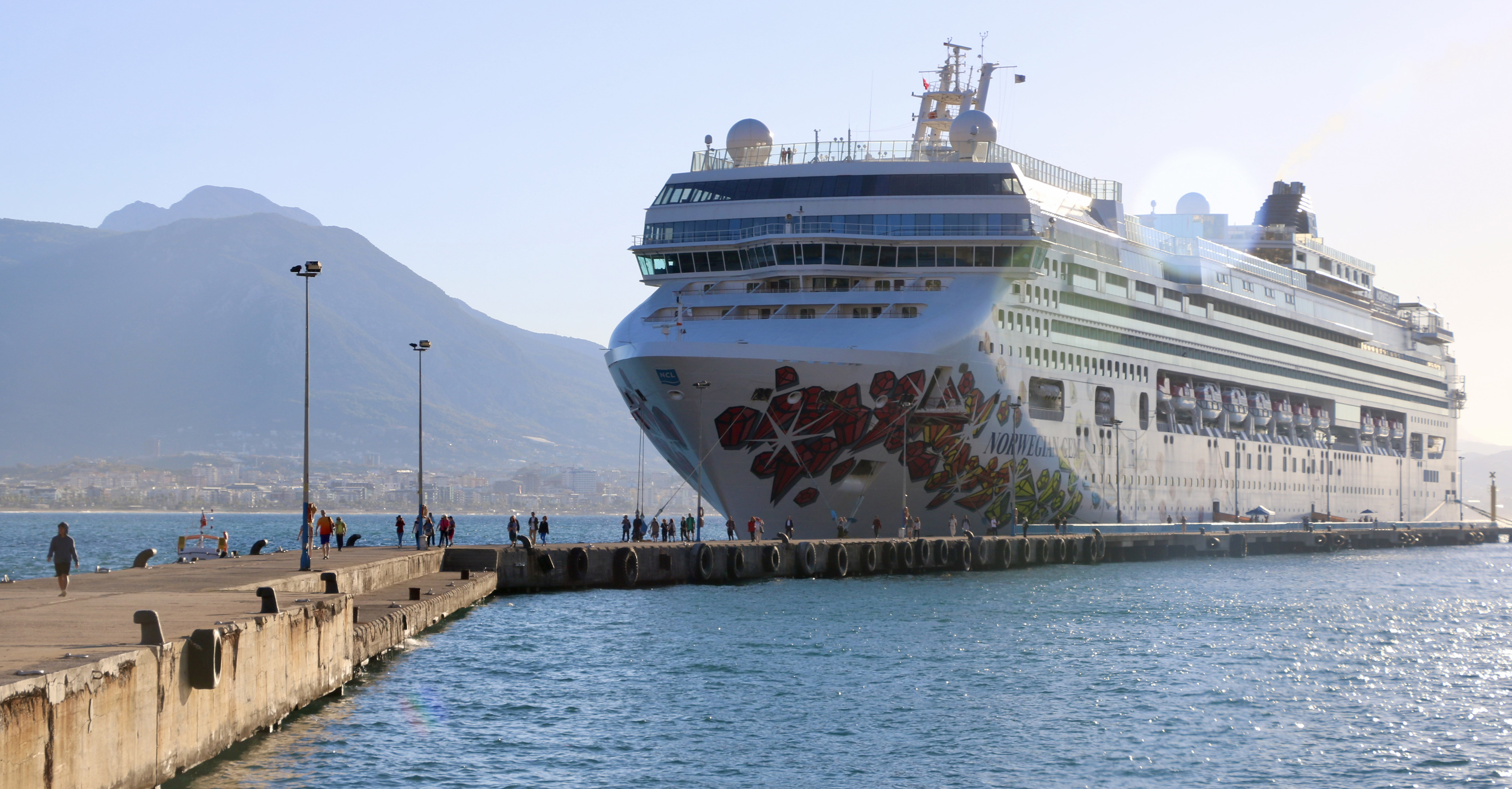 abdli-turistler-gemiyle-alanyaya-geldi_1266_dhaphoto1