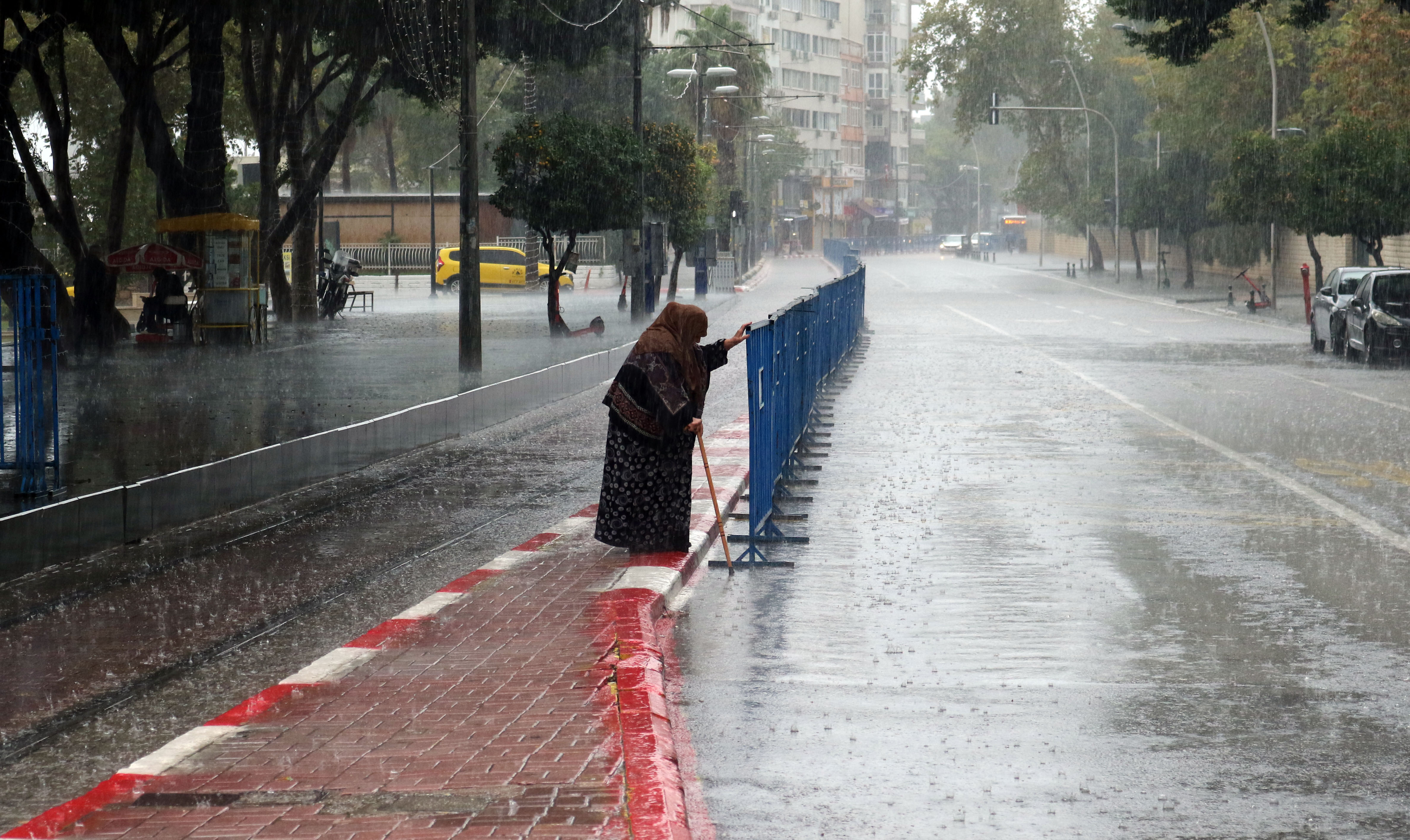 antalyada-firtinada-tekne-batti-ucaklar-inemedi_1554_dhaphoto15