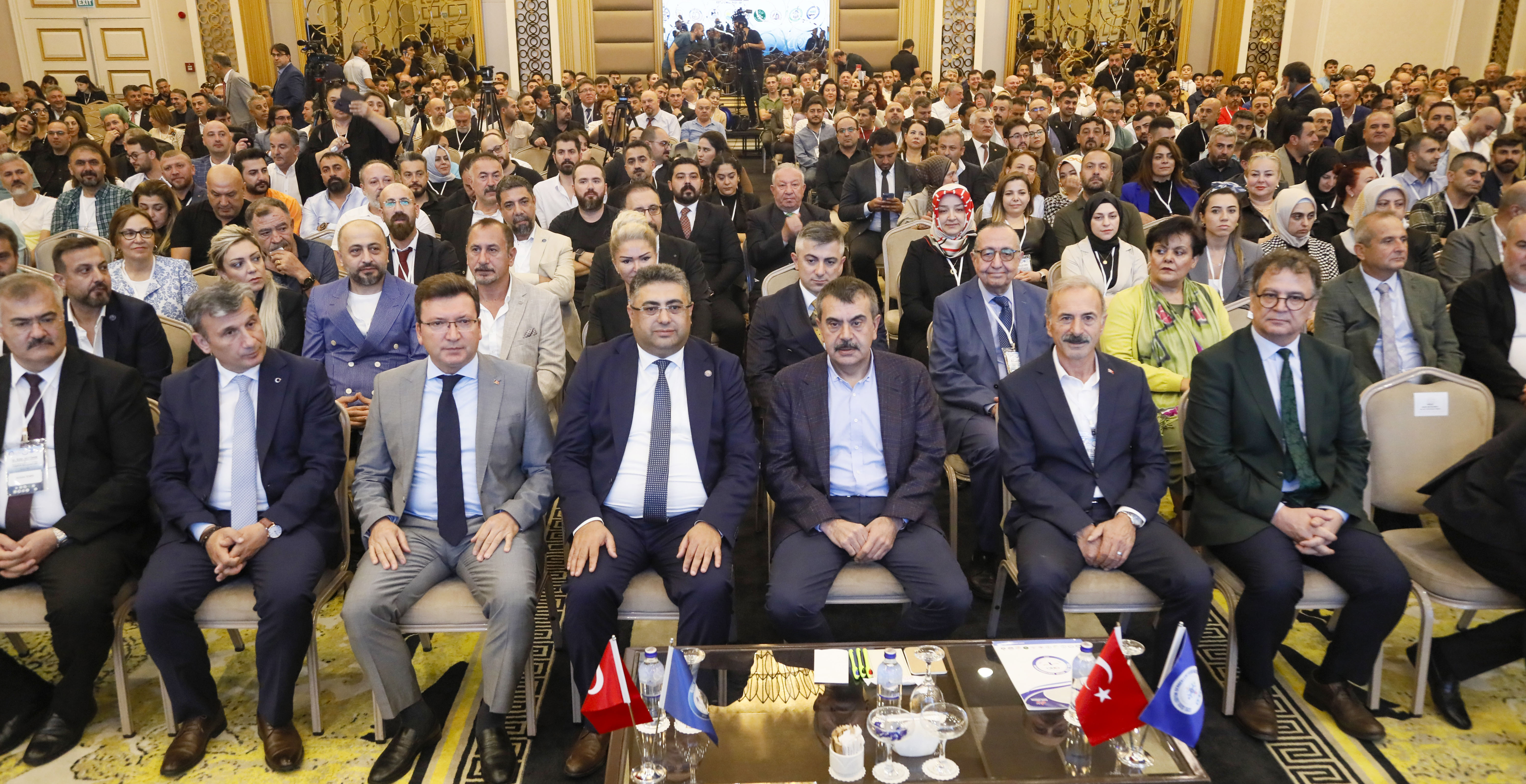 bakan-tekin-ozel-bireylerin-egitimine-13-milyar-tllik-destek-sagladik_3742_dhaphoto1