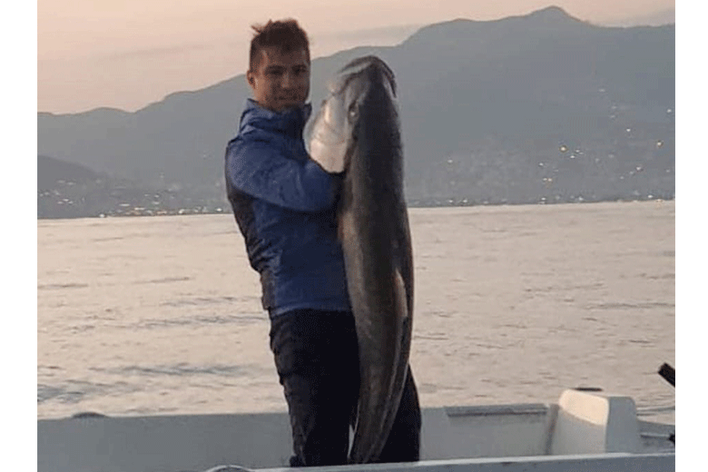 Olta ile 41 kilo akya balığı yakaladı